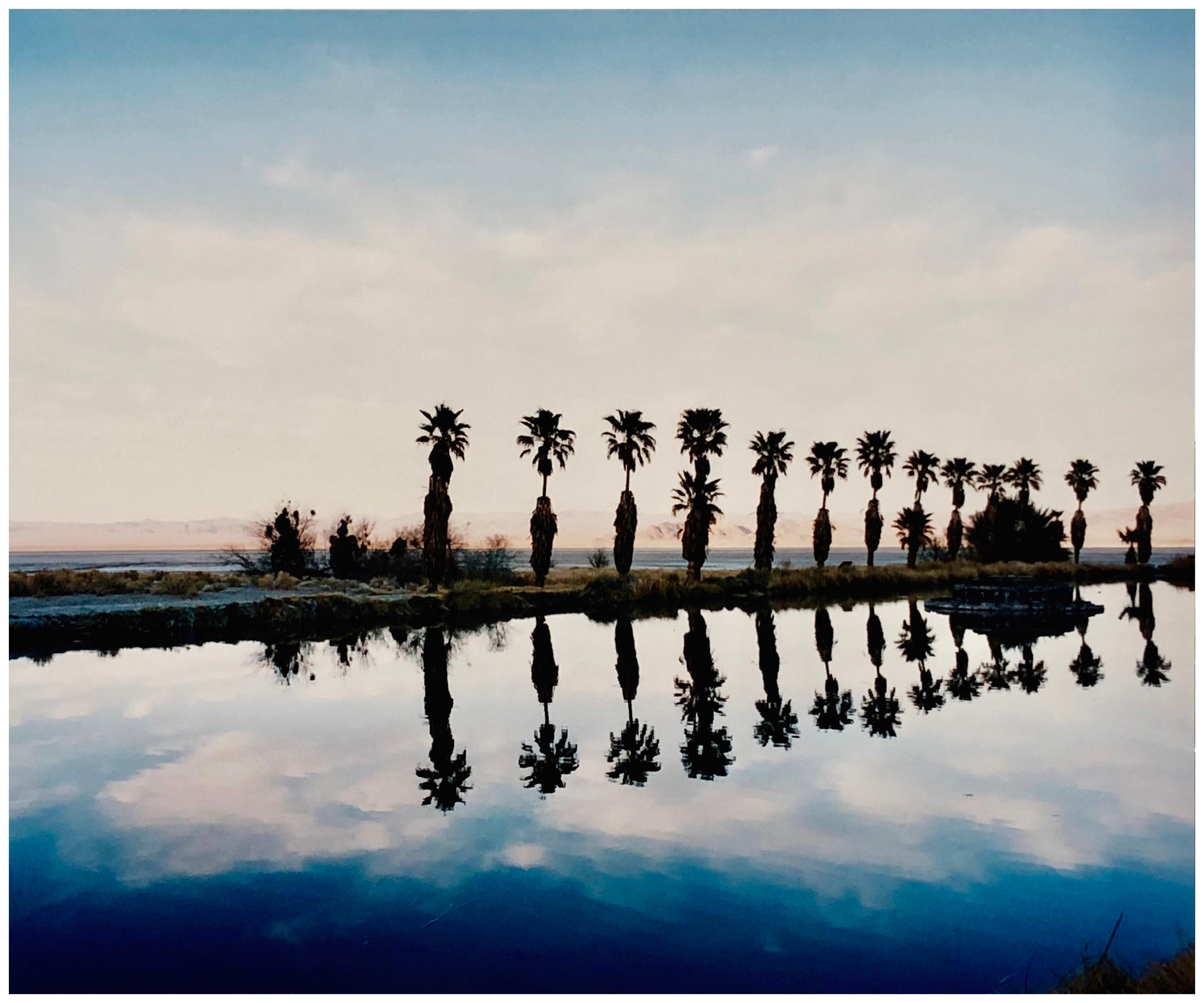 Richard Heeps Landscape Photograph – Zzyzx Resort-Pool I, Soda-Trockensee, Kalifornien  Amerikanische Landschaftsfotografie