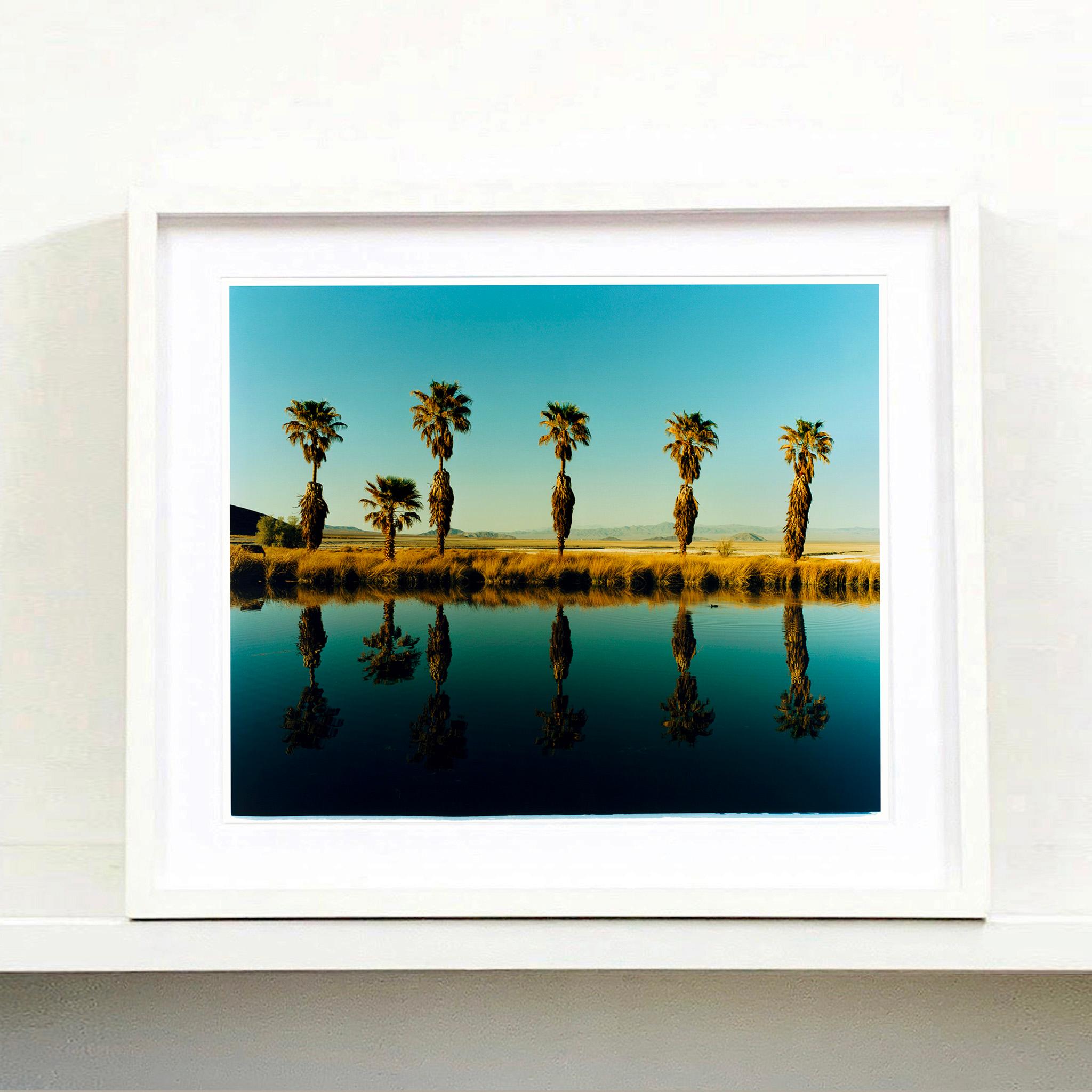 Aquarelle de Zzyzx Resort II, lac sec à la soude, Californie - Photo couleur de paysage américain - Contemporain Print par Richard Heeps
