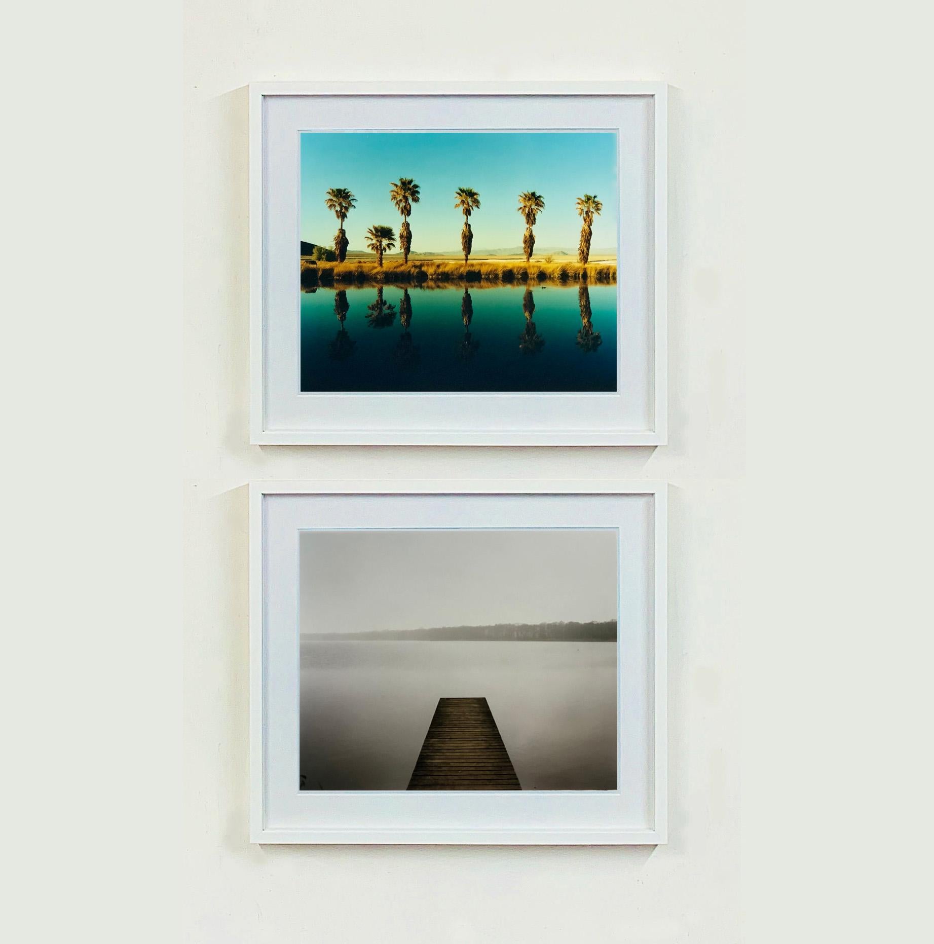 Aquarelle de Zzyzx Resort II, lac sec à la soude, Californie - Photo couleur de paysage américain - Bleu Print par Richard Heeps