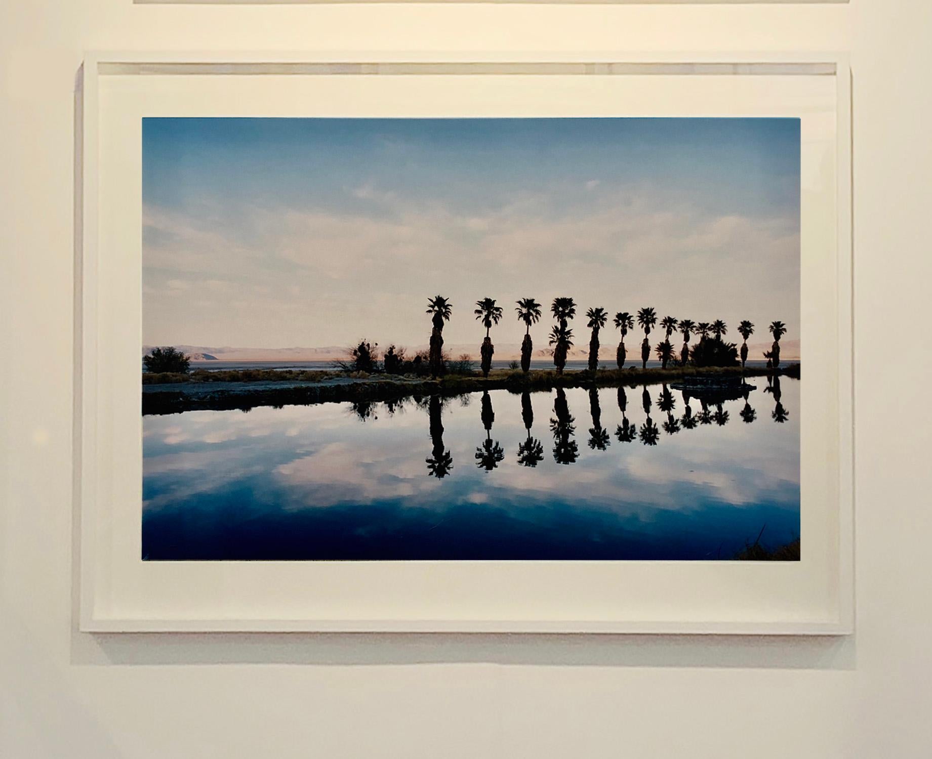 Zzyzx Resort Pool, Soda Dry Lake, Kalifornien – amerikanische Landschaft in Farbe Foto (Zeitgenössisch), Photograph, von Richard Heeps