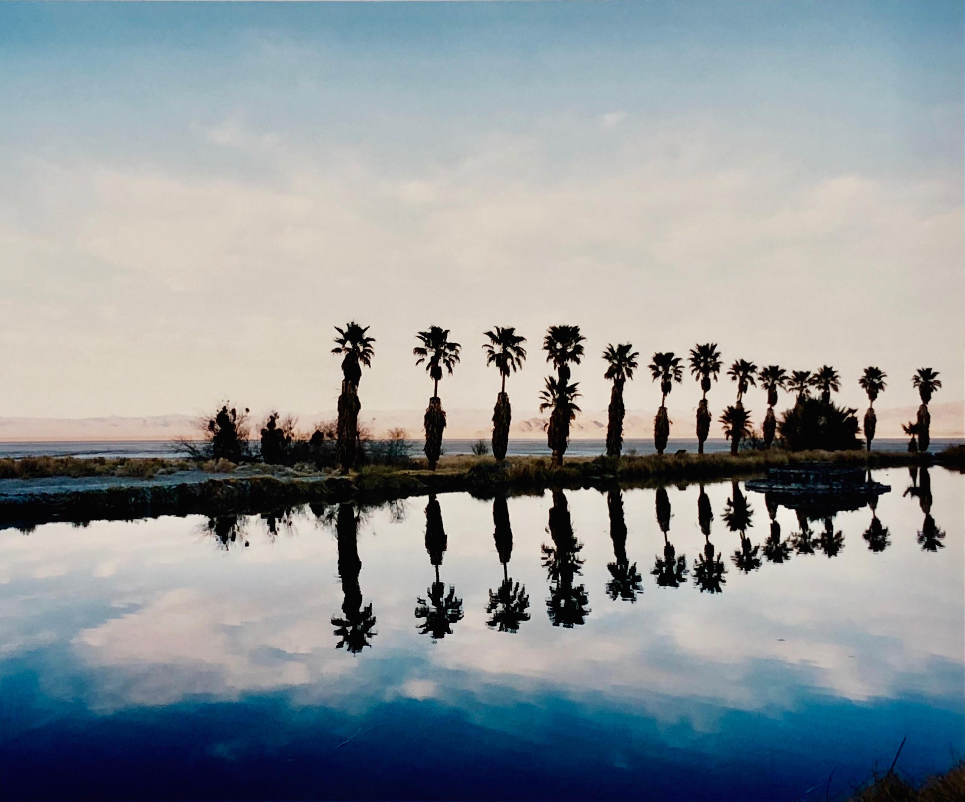 Richard Heeps Color Photograph – Zzyzx Resort Pool, Soda Dry Lake, Kalifornien – amerikanische Landschaft in Farbe Foto