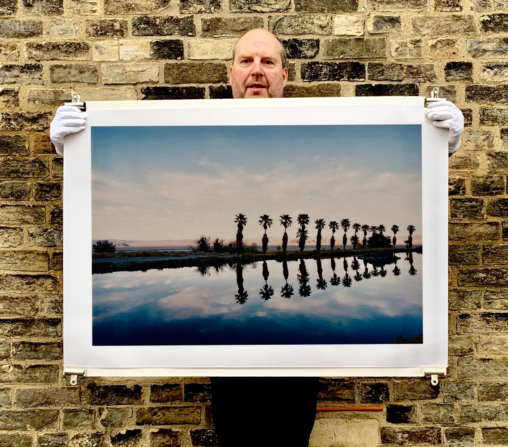 Zzyzx Resort Pool, Soda Dry Lake, Kalifornien – amerikanische Landschaft in Farbe Foto – Photograph von Richard Heeps