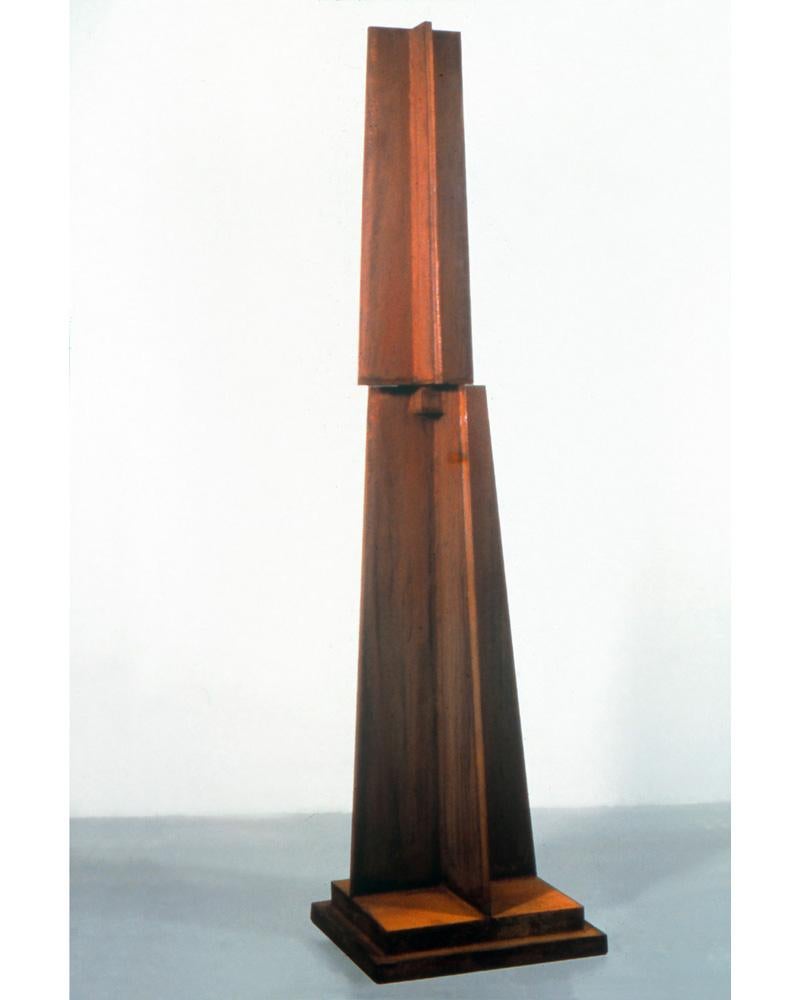 "Off Set" von Richard Heinrich
Abstrakte, großformatige Metallskulptur für den Außenbereich aus Stahl

Abgebildet mit "Flying Home" bei Uncommon Ground IV, Bridge Gardens, Bridgehampton, NY

Zeitgenössische abstrakte Skulptur, industriell, modern,