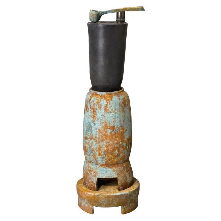 L'artista americano contemporaneo Richard A. Hirsch Black Ceramic Crucible Sculpture #7 è stato creato nel 2009. È stato realizzato al tornio, costruito a mano con smalto nero e patine raku. Nel libro 