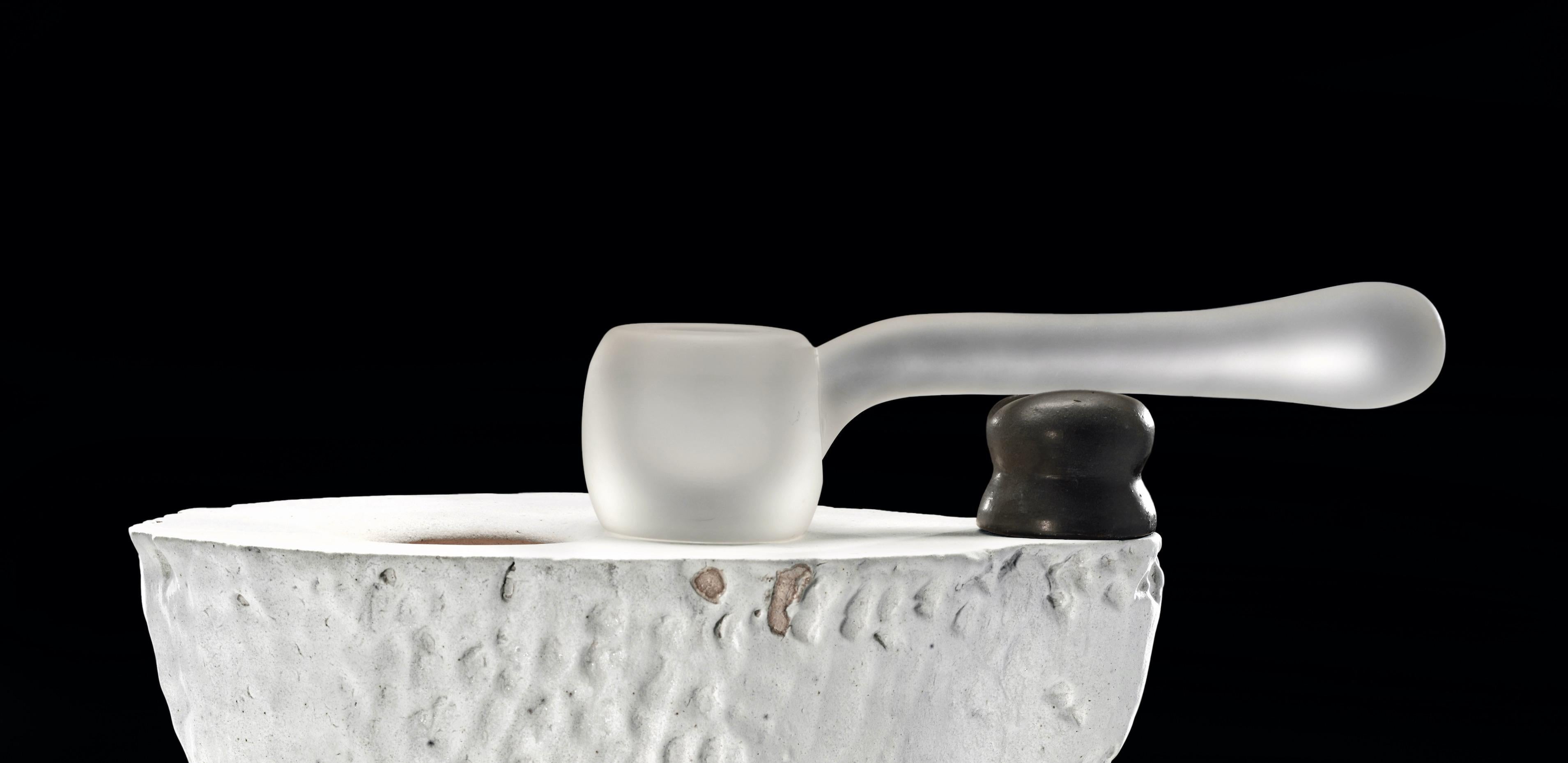 Americano Richard A. Hirsch Ciotola da altare in ceramica con mestolo in vetro soffiato Scultura #3, 2020 in vendita