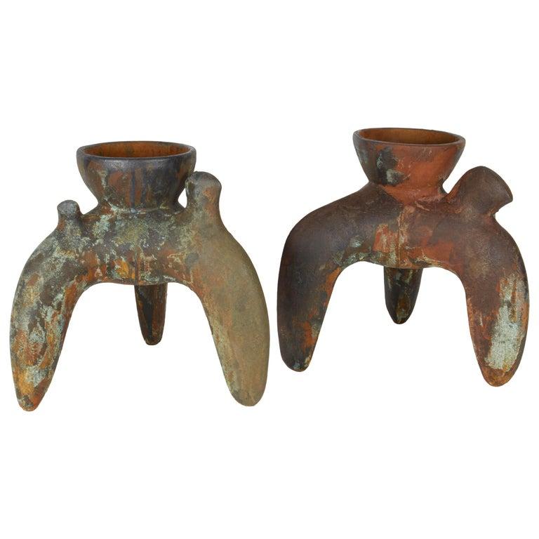 Das Tripod Ceremonial Vessel #10 des zeitgenössischen amerikanischen Keramikkünstlers Richard Hirsch wird in Raku gebrannt, von Hand gefertigt und von Hand modelliert. Das Stativ ist einzigartig mit Bronze-Acryl, interaktivem Eisenrost-Acryl und