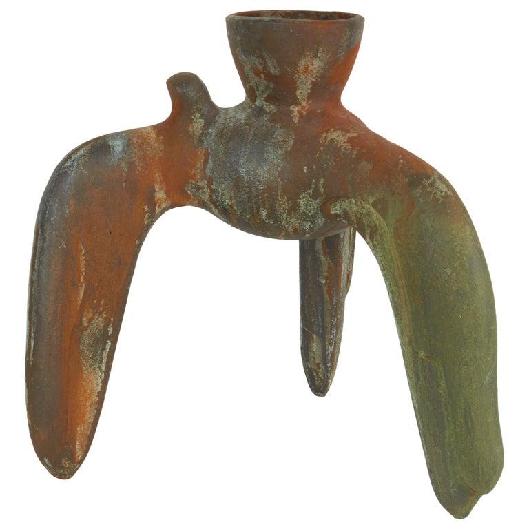 La collezione Tripod Vessels dell'artista americano contemporaneo Richard A. Hirsch, Round Series Ceremonial Vessel #12, è cotta in raku, costruita e scolpita a mano. Ogni pezzo è patinato in modo unico con acrilico bronzo, acrilico interattivo