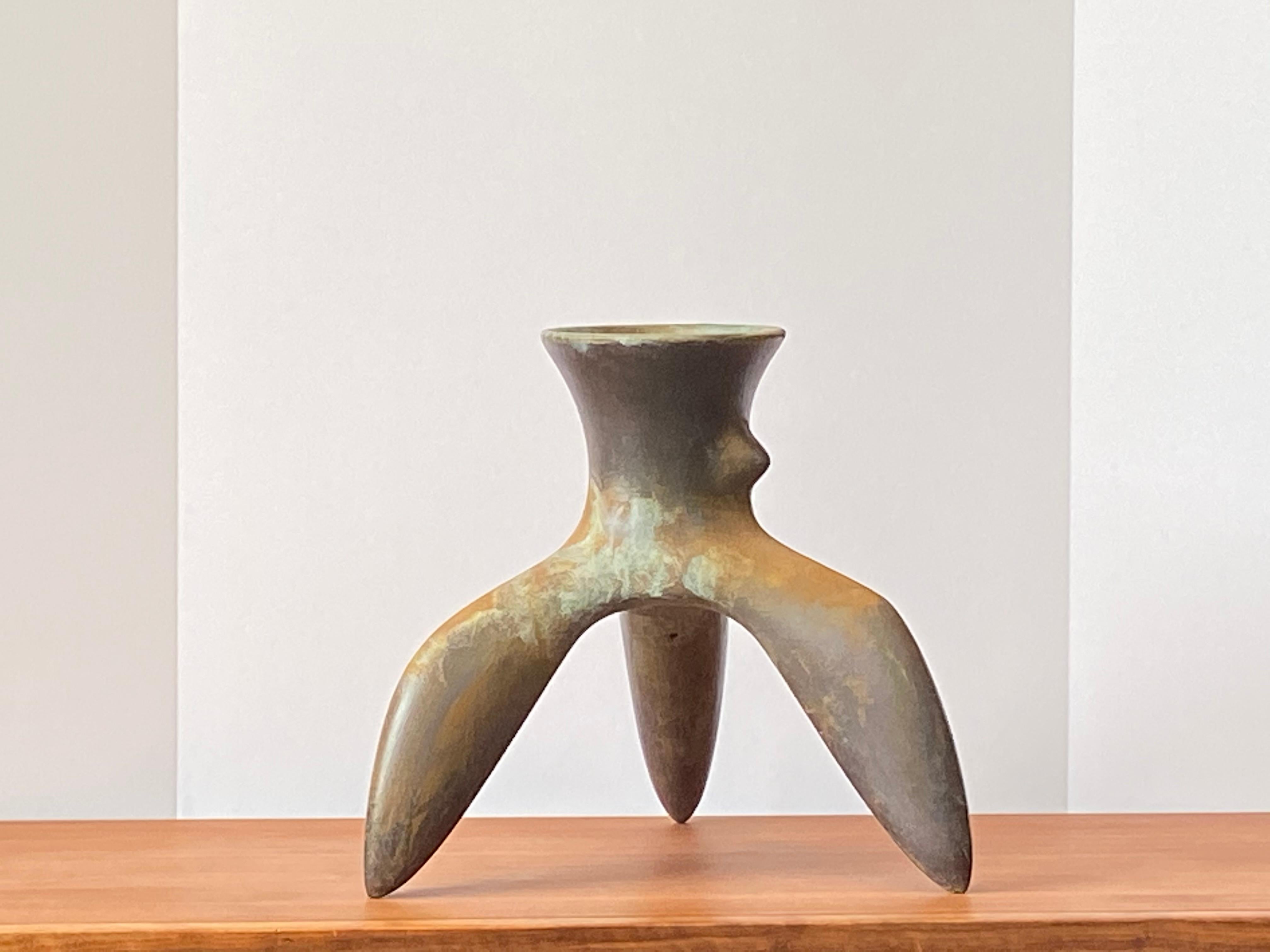 Moderne Vase de cérémonie en céramique de Richard Hirsch:: collection de récipients tripodes:: 1984 en vente