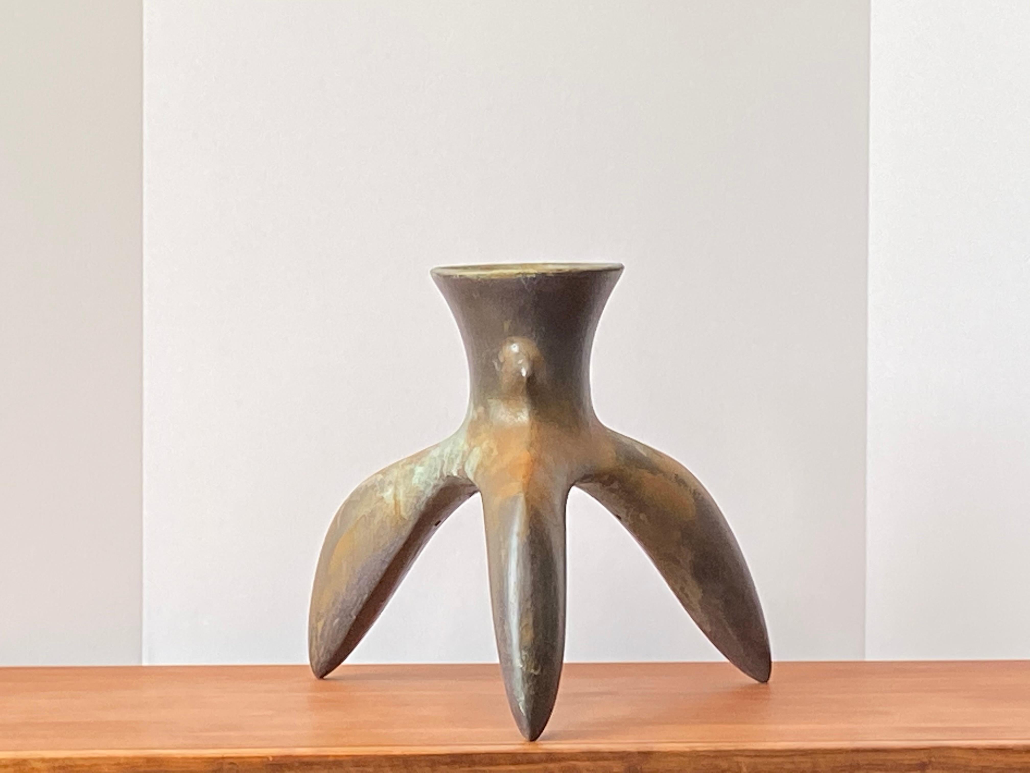 Américain Vase de cérémonie en céramique de Richard Hirsch:: collection de récipients tripodes:: 1984 en vente