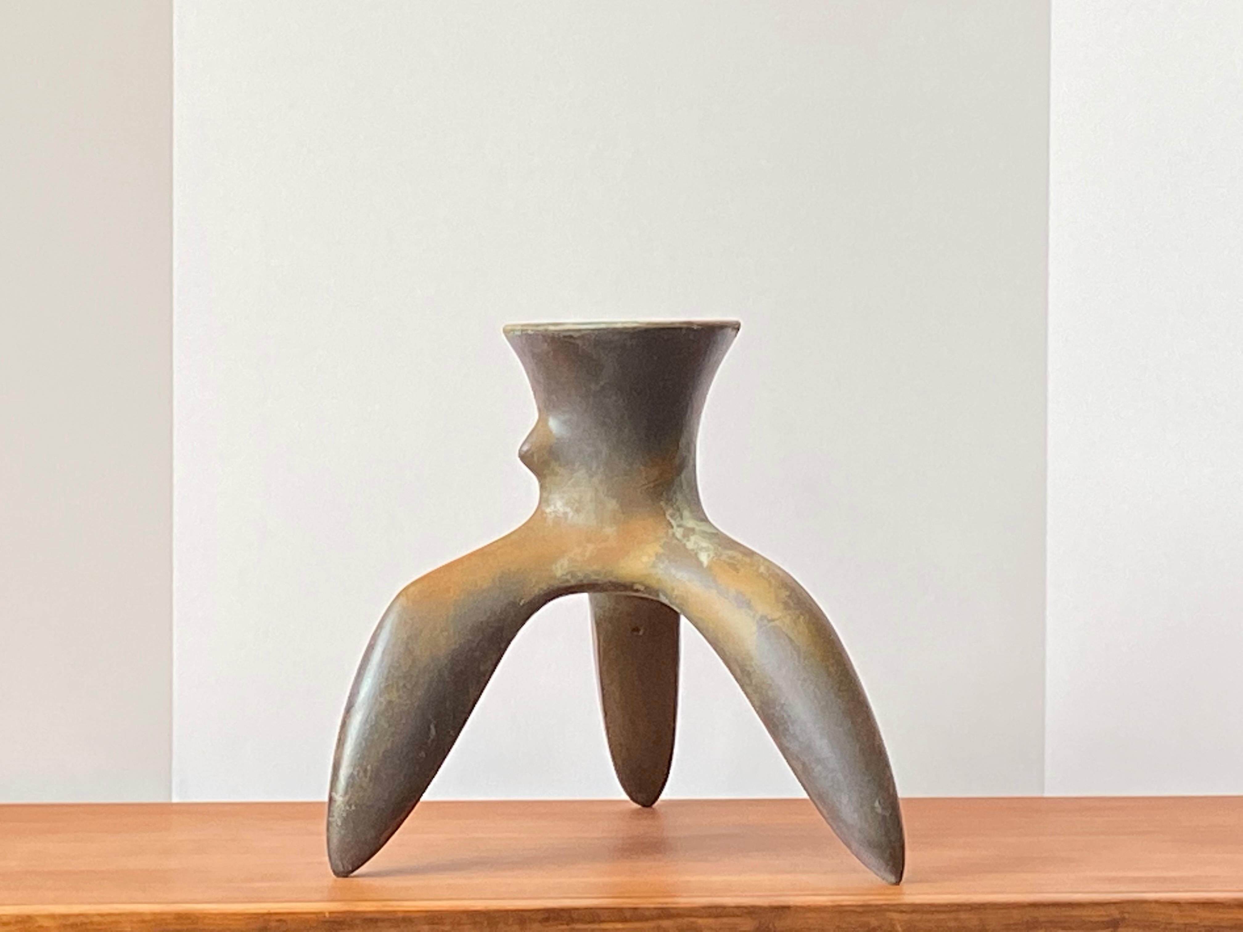 Vase de cérémonie en céramique de Richard Hirsch:: collection de récipients tripodes:: 1984 Excellent état - En vente à New York, NY