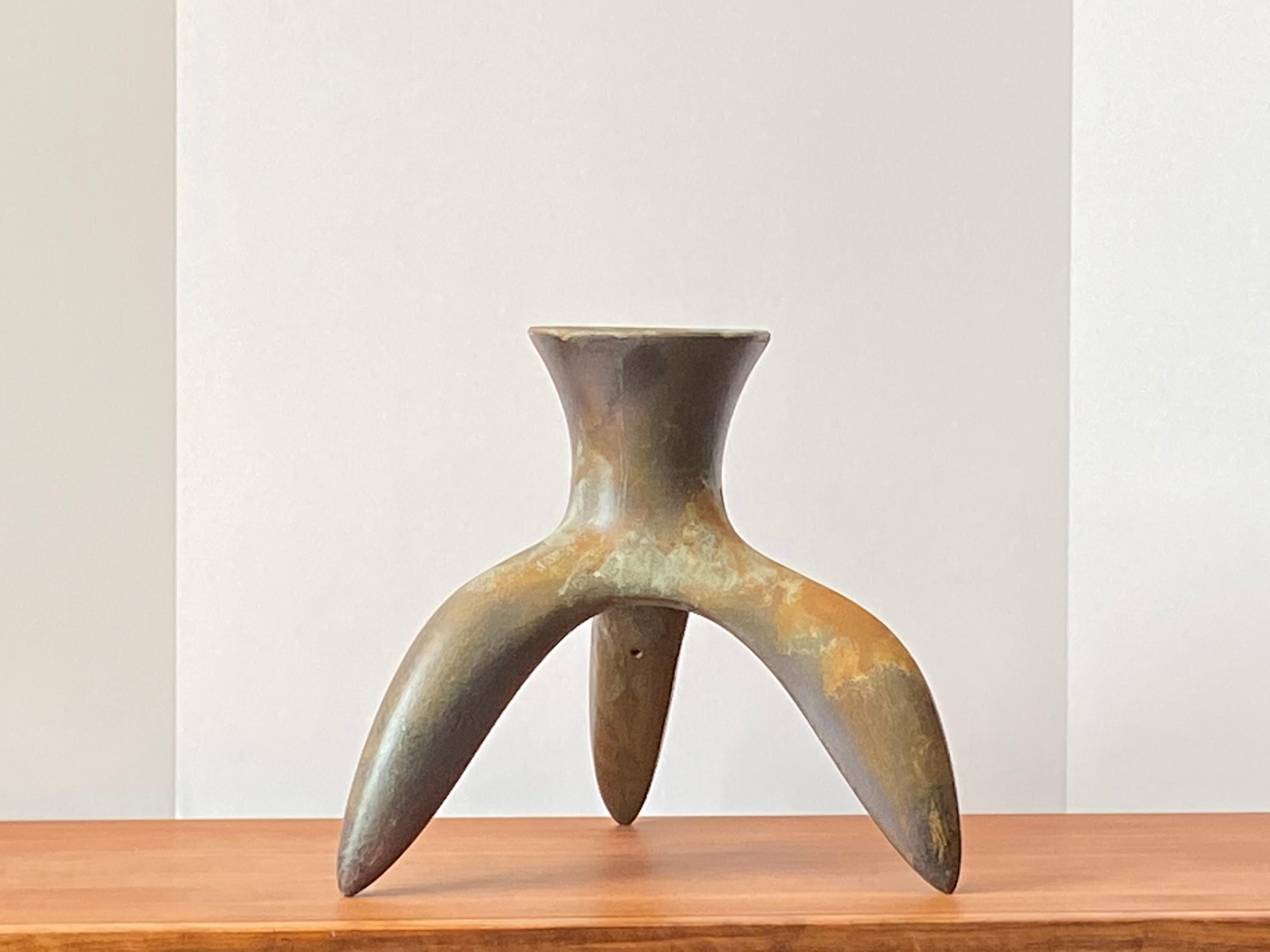 20ième siècle Vase de cérémonie en céramique de Richard Hirsch:: collection de récipients tripodes:: 1984 en vente