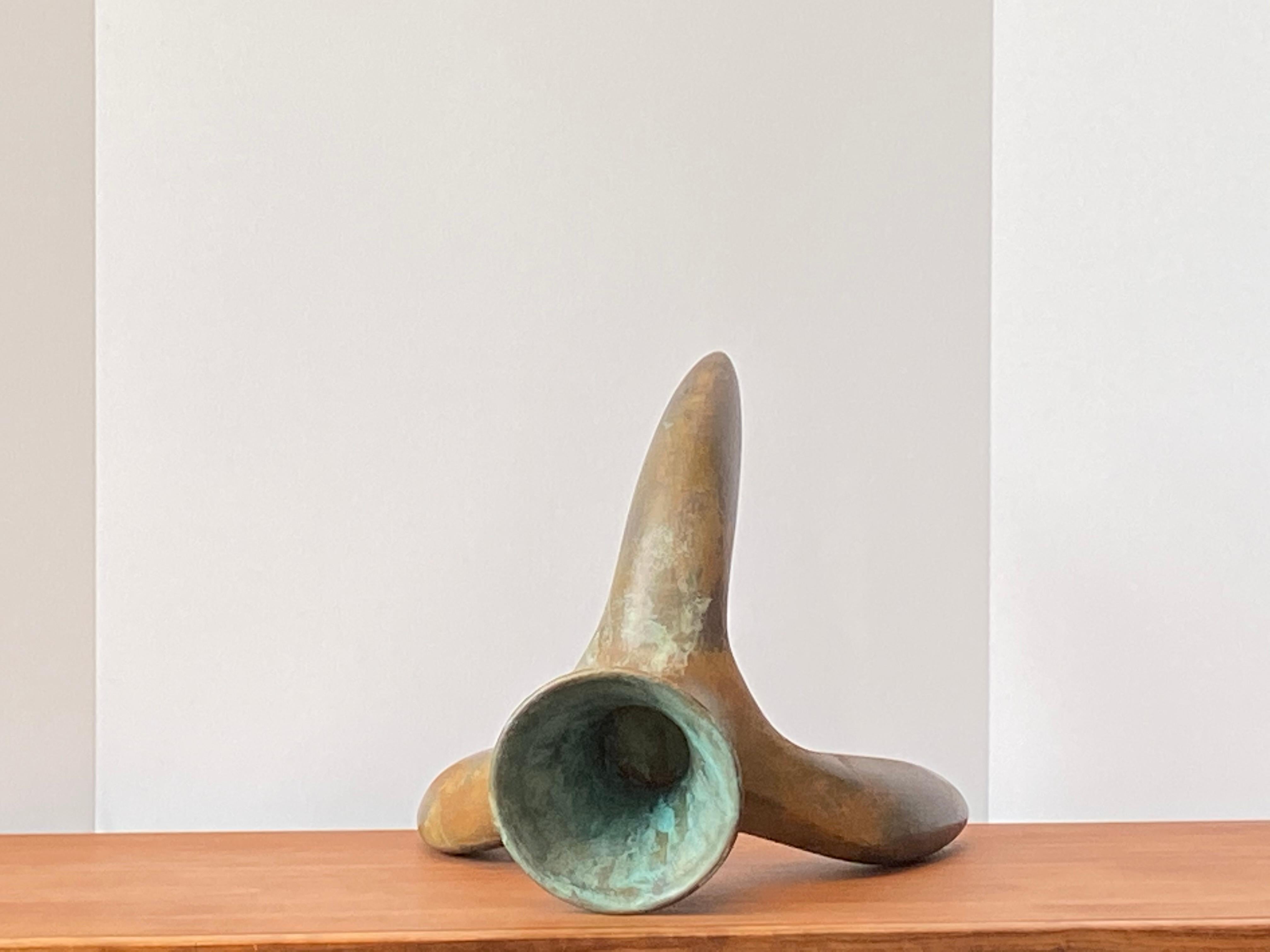 Céramique Vase de cérémonie en céramique de Richard Hirsch:: collection de récipients tripodes:: 1984 en vente