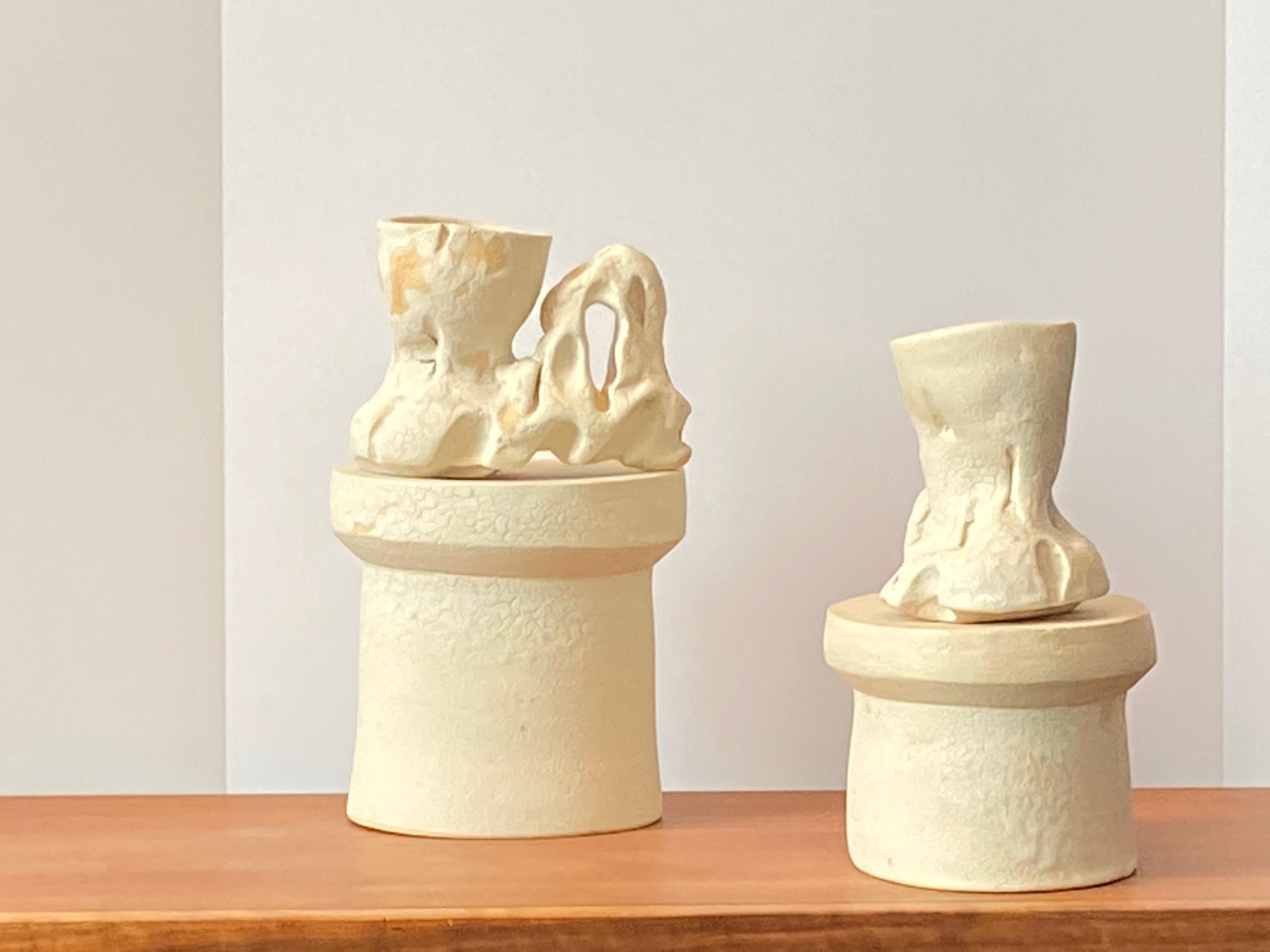 Moderne Richard Hirsch Tasses Primal en céramique blanc crème avec support:: 2018 en vente