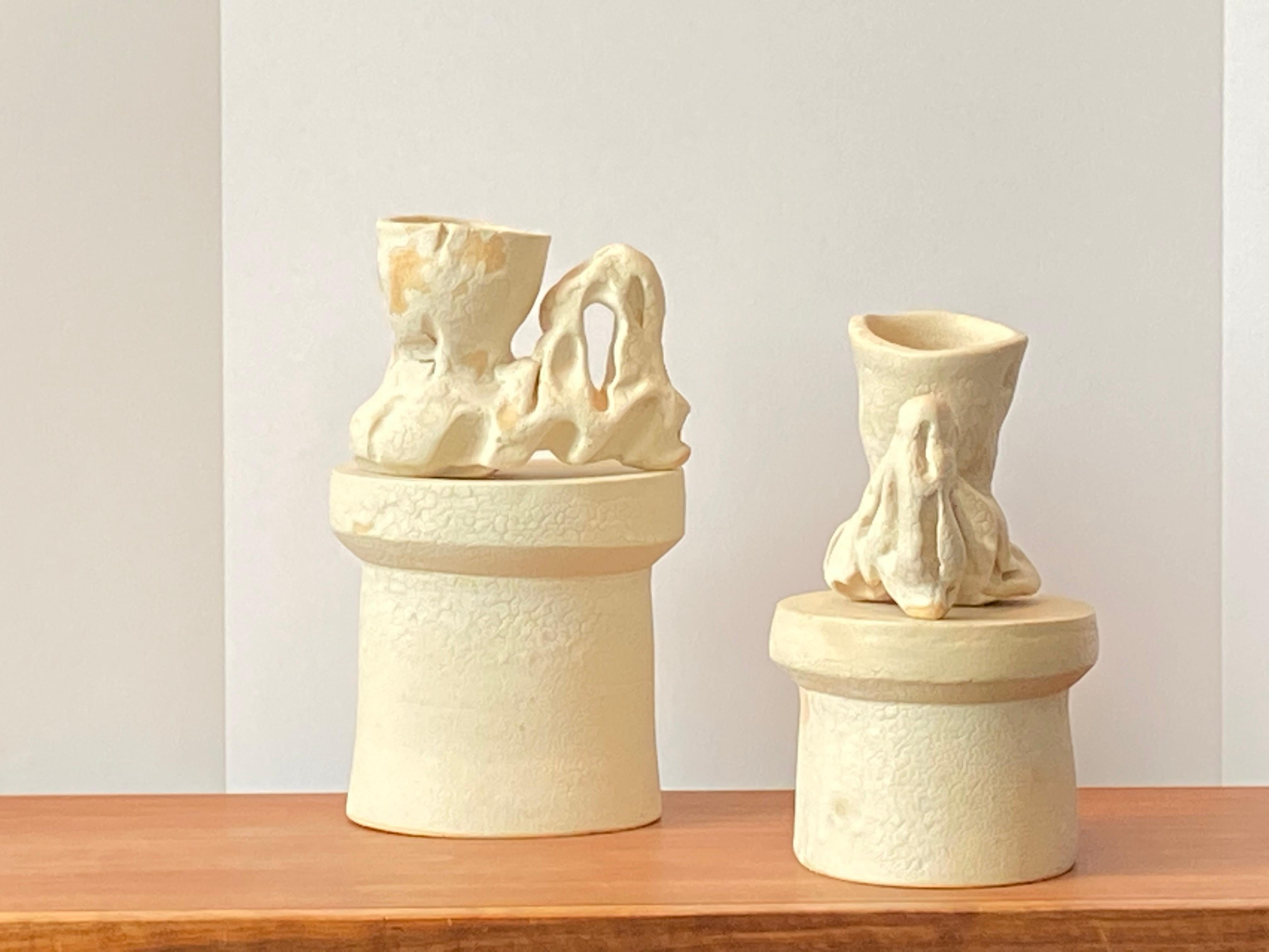 Richard Hirsch Tasses Primal en céramique blanc crème avec support:: 2018 Excellent état - En vente à New York, NY