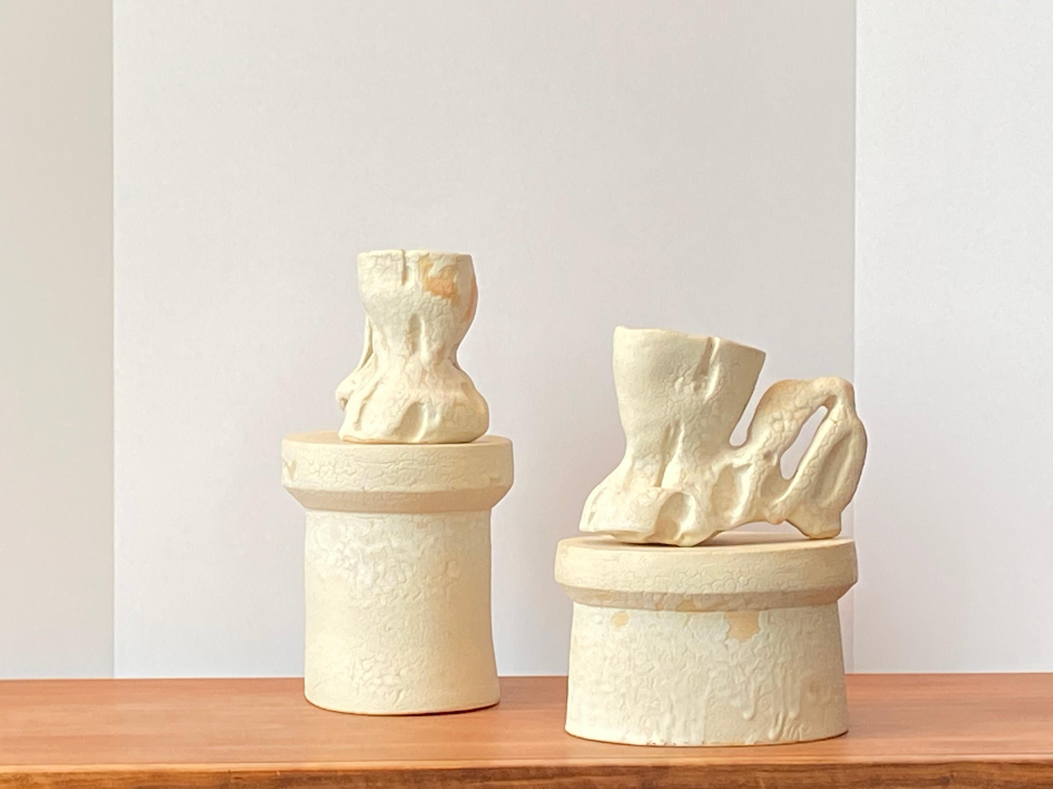 Céramique Richard Hirsch Tasses Primal en céramique blanc crème avec support:: 2018 en vente