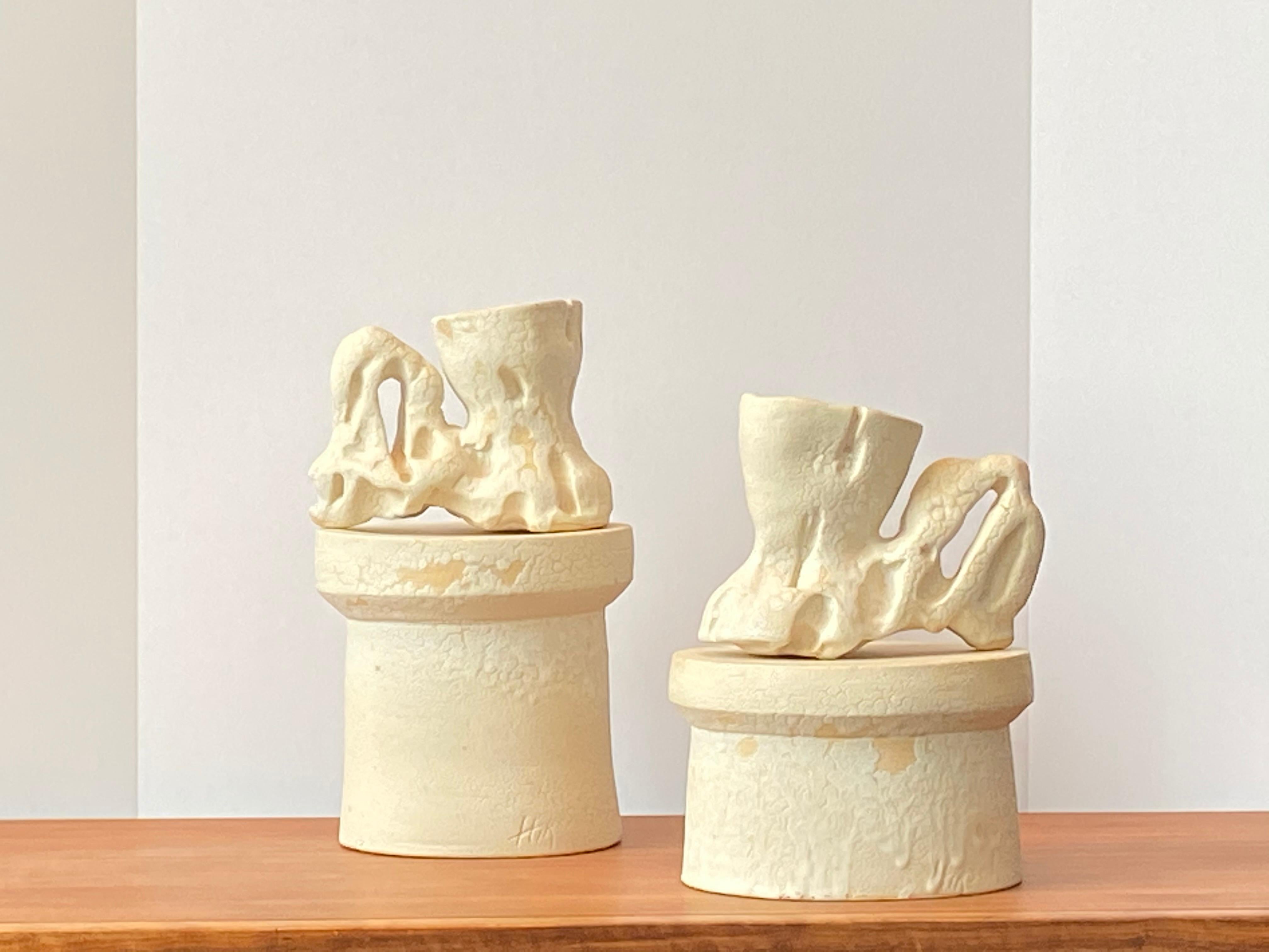 Richard Hirsch Tasses Primal en céramique blanc crème avec support:: 2018 en vente 2