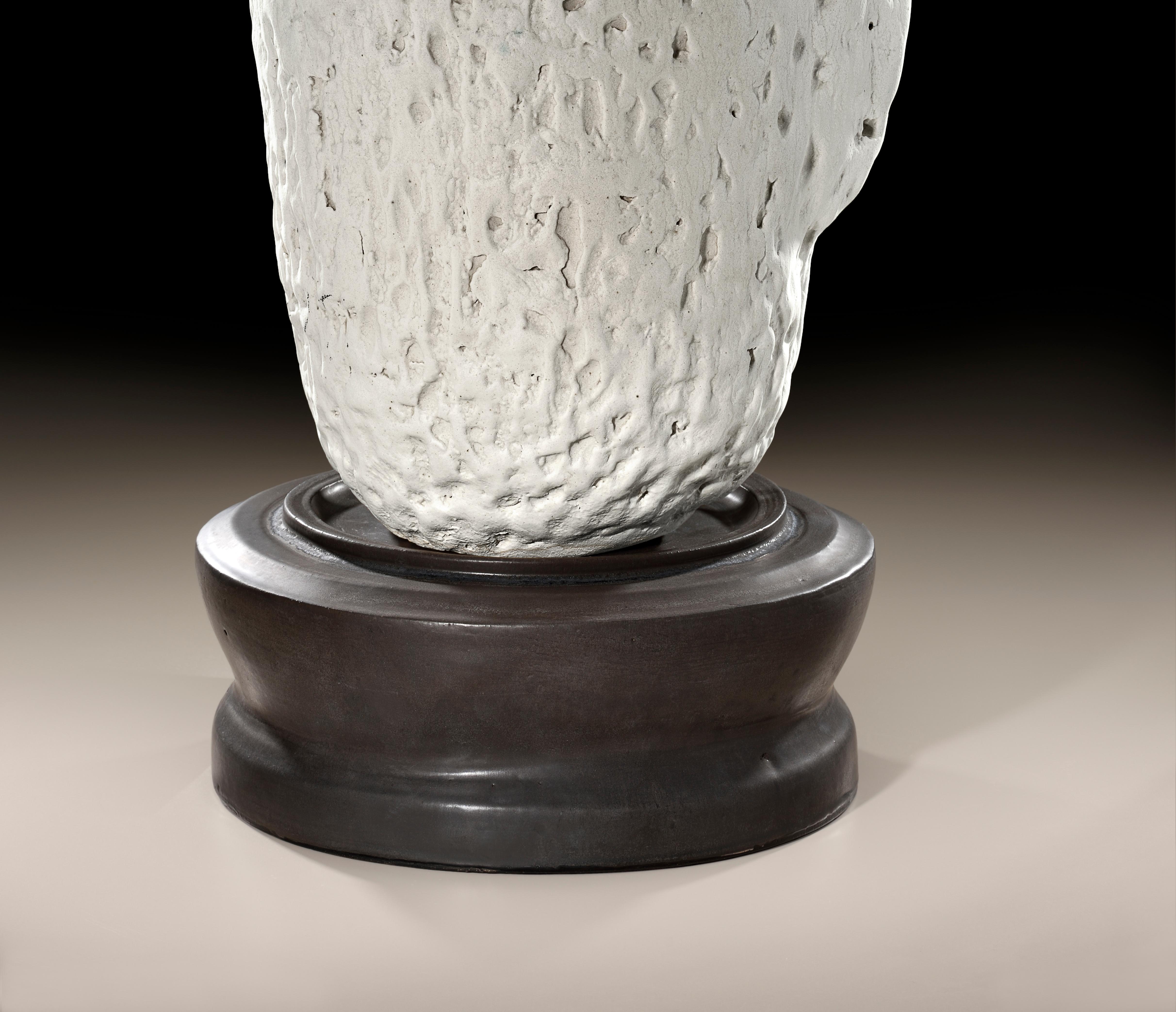 Richard Hirsch Keramik-Mortar- und Glas-Totenkopf-Skulptur #4, 2020 (21. Jahrhundert und zeitgenössisch) im Angebot