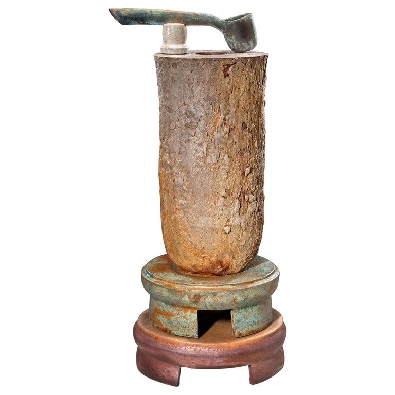 L'artiste céramiste américain contemporain Richard Hirsch Ceramic Crucible Sculpture #14 a été assemblé en 2010. Il s'agit d'argile jetée au tour et fabriquée à la main, d'engobes et d'émaux à basse température, de grès cuit au feu de bois avec des