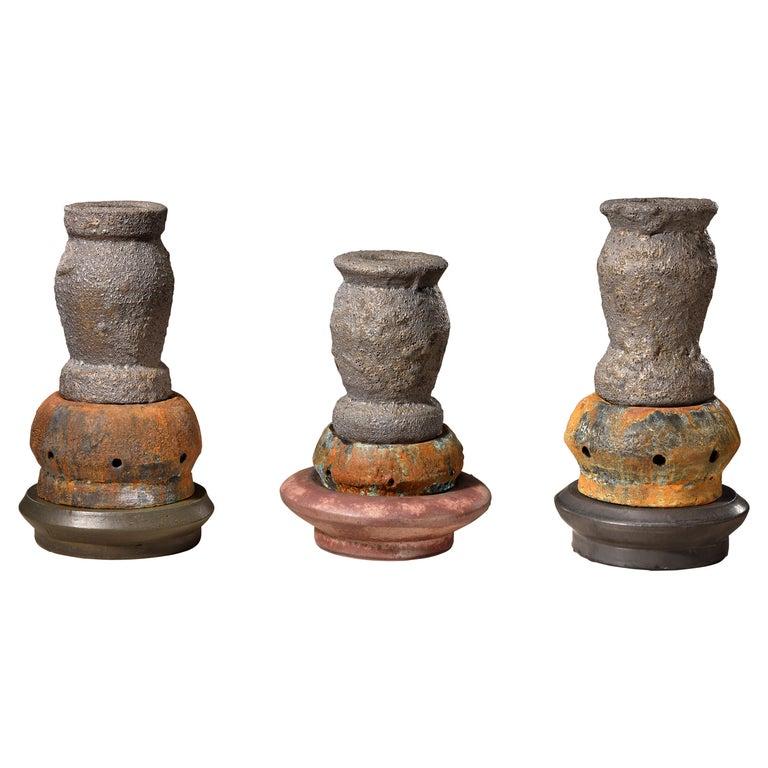 Il Crucible Sculpture Group #3 dell'artista americano contemporaneo Richard A. Hirsch è stato assemblato nel 2016. Si tratta di opere realizzate al tornio e a mano in argilla, Wood e soda, con smalti Baskin color ruggine, patine raku e smalti