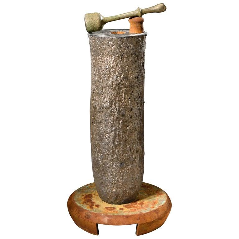 La scultura in ceramica Crucible dell'artista americano contemporaneo Richard A. Hirsch è stata realizzata nel 2018. Si tratta di argilla lavorata al tornio e costruita a mano, cotta con smalti di bronzo, patine di ruggine raku e pestello in bronzo