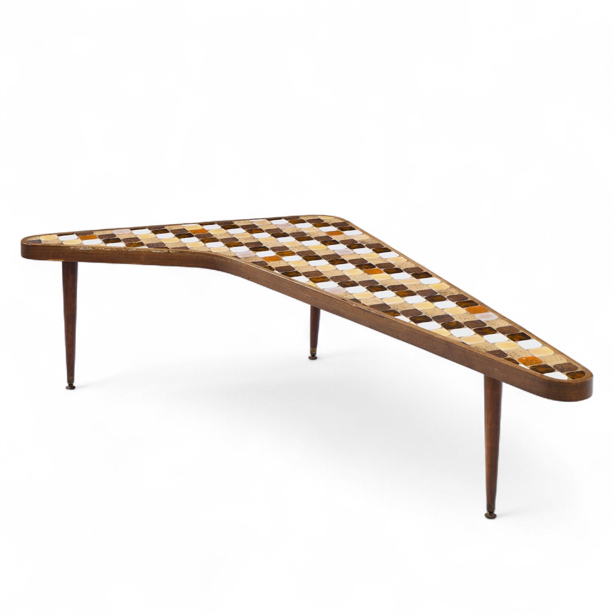 Mid-Century Modern Richard Hohenberg Table basse de forme réniforme Boomerang en noyer et plateau de tuiles en vente