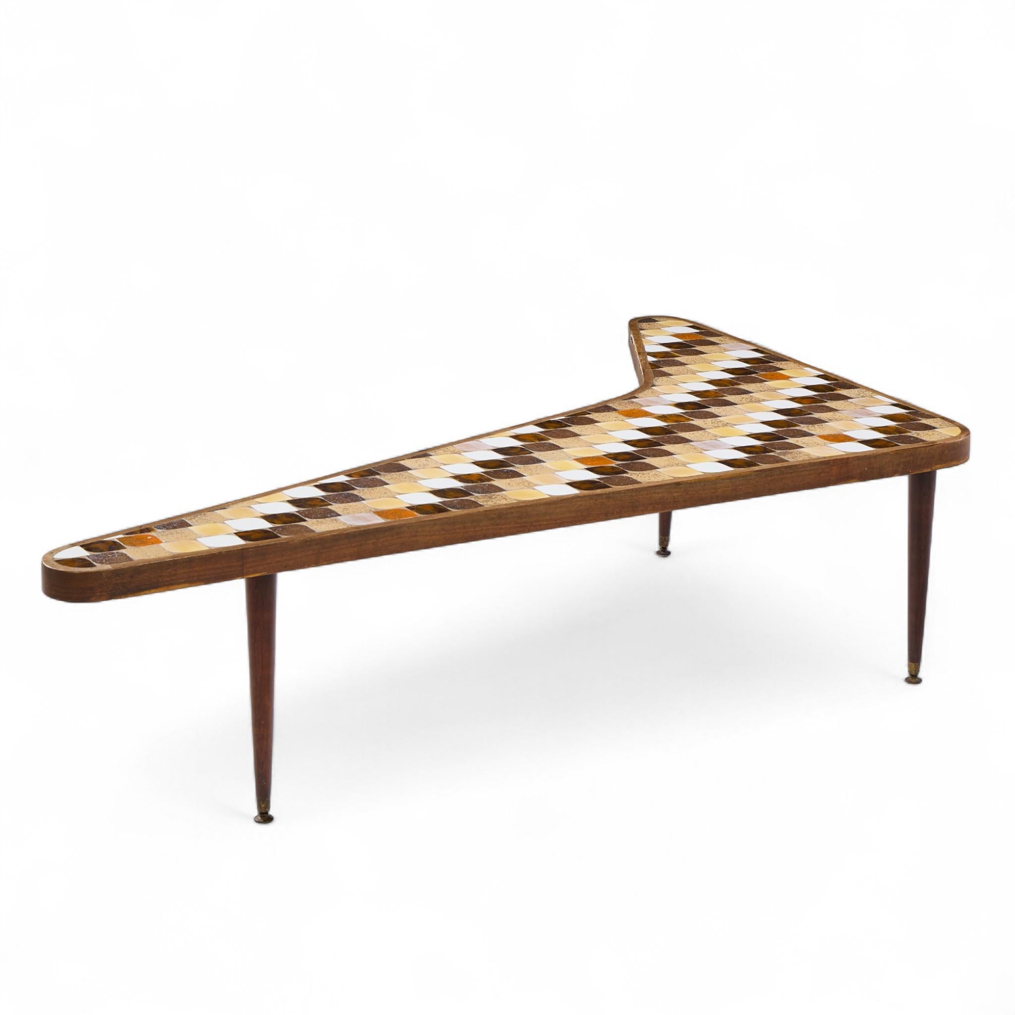 Américain Richard Hohenberg Table basse de forme réniforme Boomerang en noyer et plateau de tuiles en vente