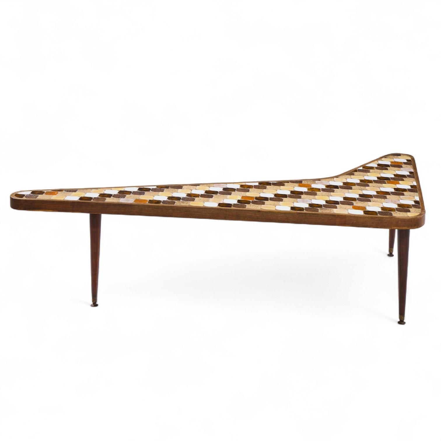 Mosaïque Richard Hohenberg Table basse de forme réniforme Boomerang en noyer et plateau de tuiles en vente