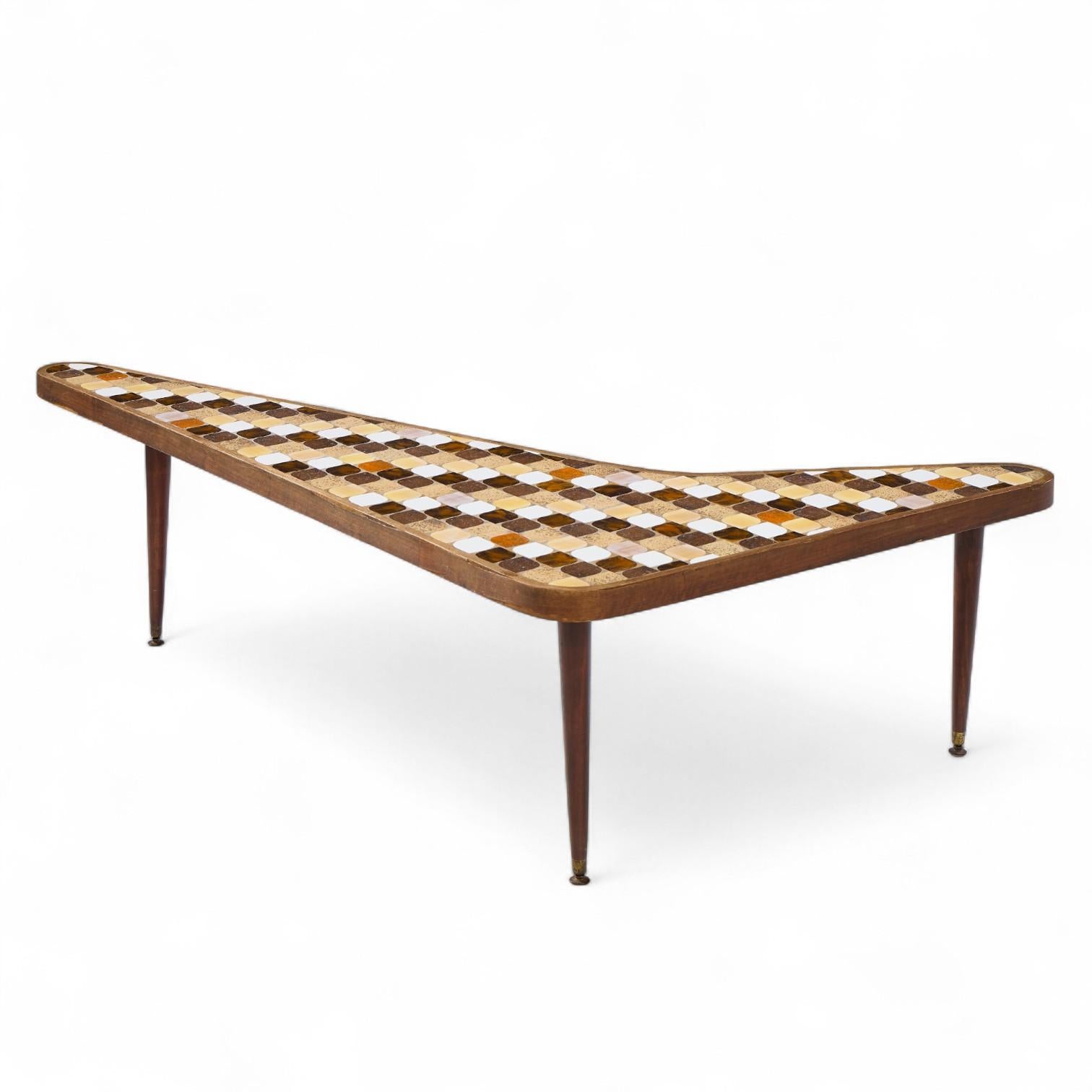 Richard Hohenberg Table basse de forme réniforme Boomerang en noyer et plateau de tuiles État moyen - En vente à Franklin Park, IL