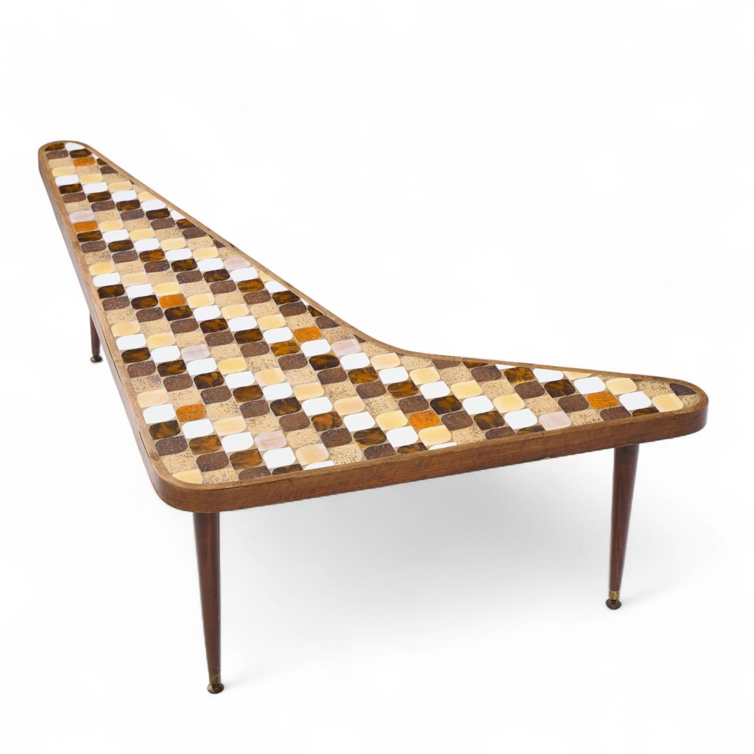 20ième siècle Richard Hohenberg Table basse de forme réniforme Boomerang en noyer et plateau de tuiles en vente