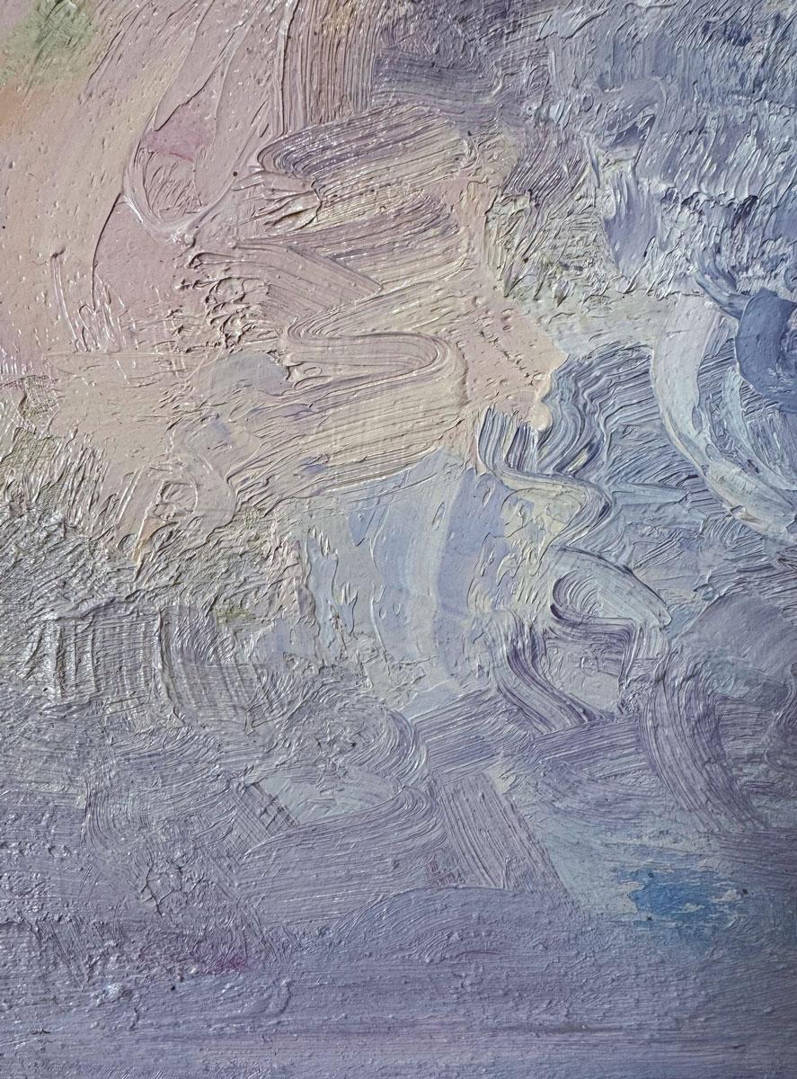 Der Norden bietet eine faszinierende Meereslandschaft unter einem weiten, stürmischen Himmel. Breite, dynamische Pinselstriche in einer von Violett- und Blautönen dominierten Palette vermitteln ein Gefühl von Bewegung und Dramatik, wobei die