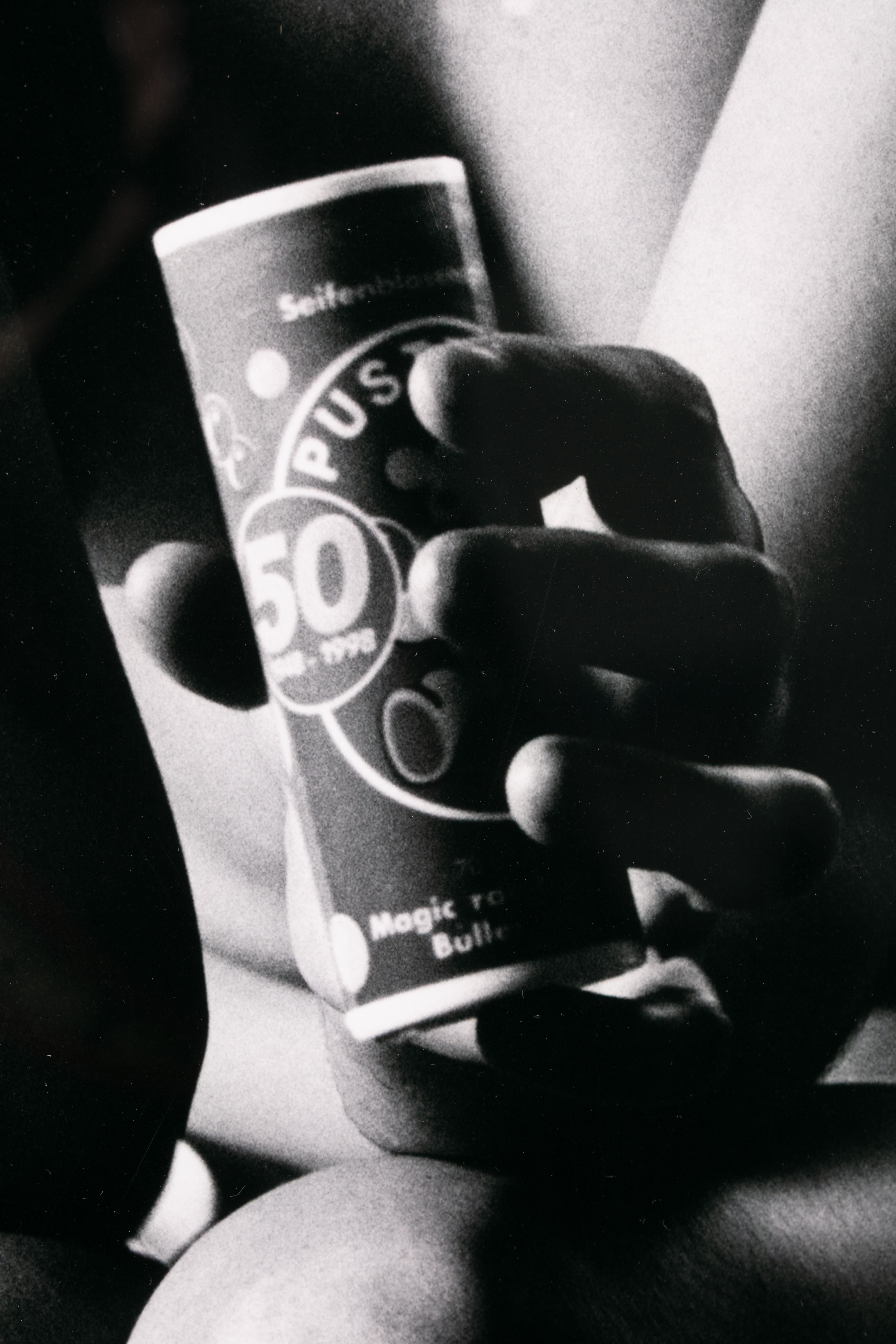 Bläuchenblasen von Cecile (Zeitgenössisch), Photograph, von Richard Kern