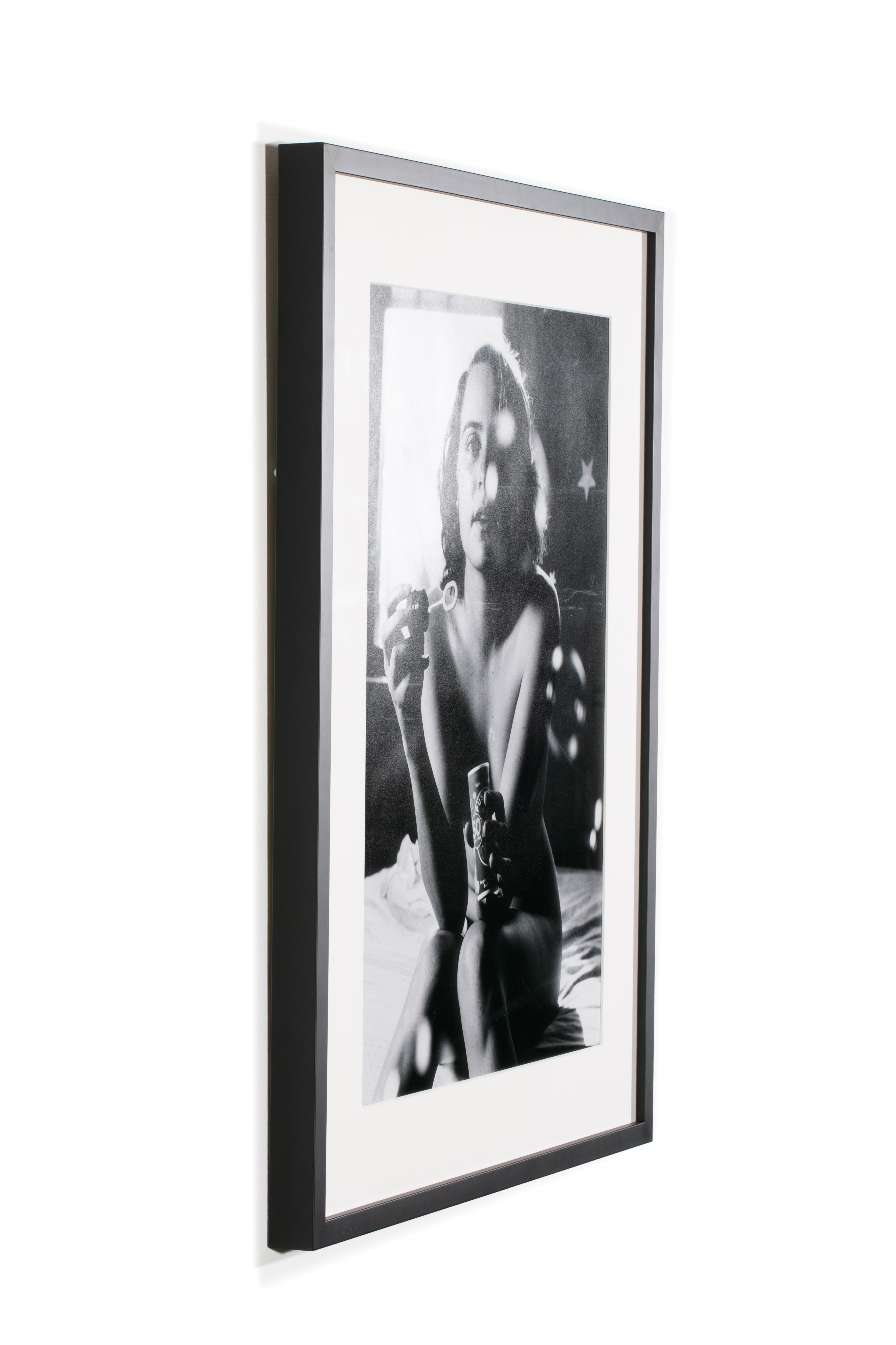 Bläuchenblasen von Cecile (Grau), Portrait Photograph, von Richard Kern