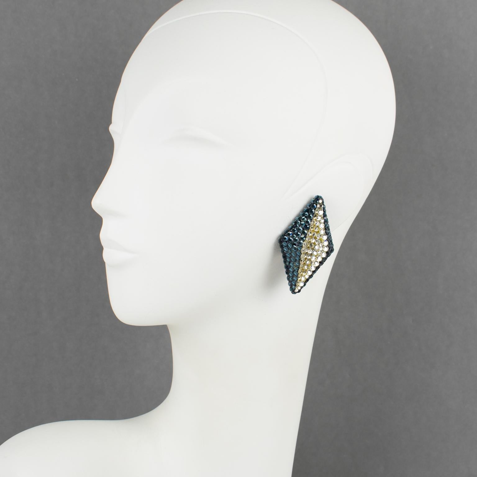 Richard Kerr a créé ces magnifiques boucles d'oreilles à clip dans les années 1980. Le design pavé de strass caractéristique de la marque présente une forme géométrique dimensionnelle, entièrement recouverte de strass de cristal colorés dans des