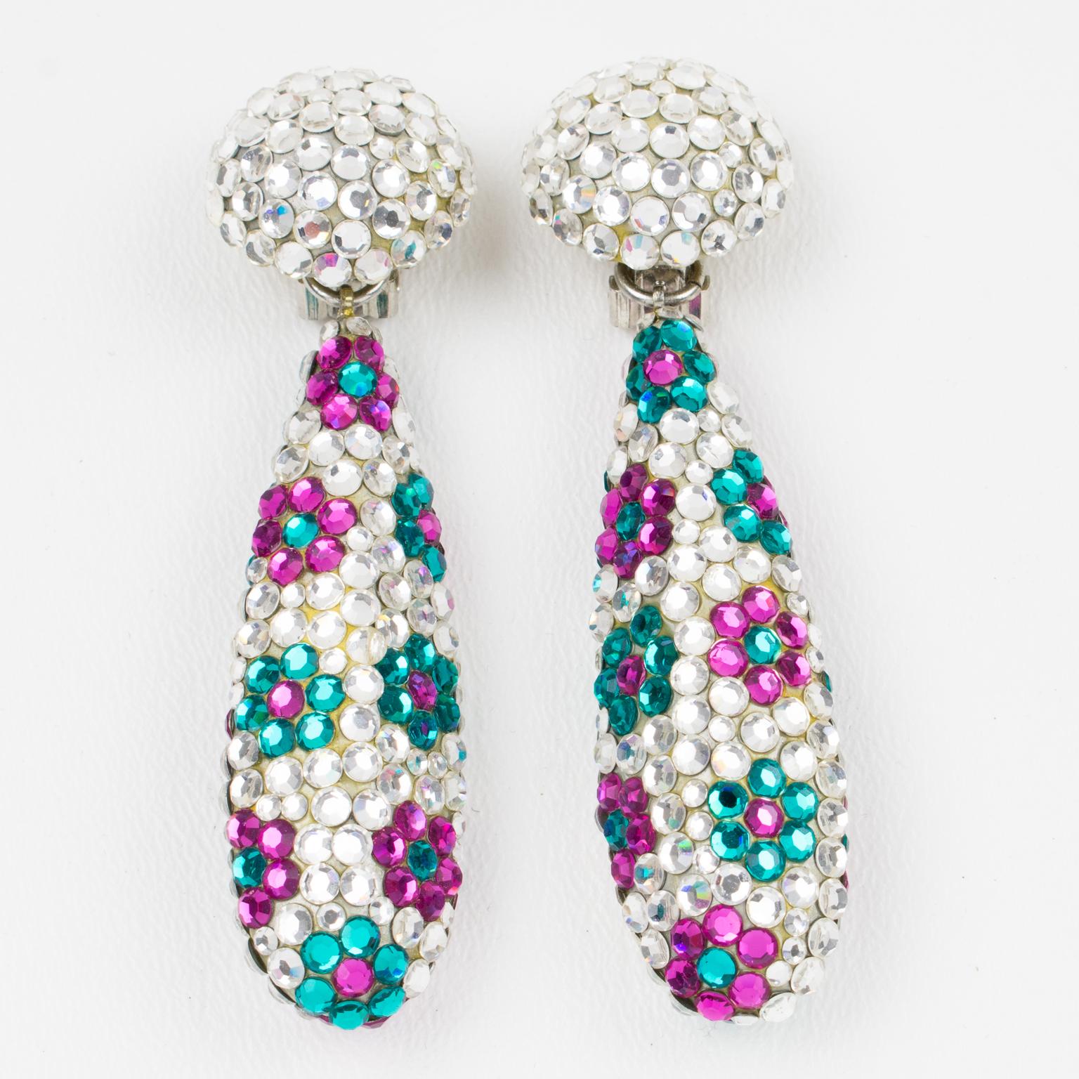 Richard Kerr ha disegnato questi favolosi orecchini a clip negli anni '80. Sono composte da strass in pavé, la sua firma. Il set è caratterizzato da una forma geometrica a goccia, tutta ricoperta di strass di cristallo argento e completata da un