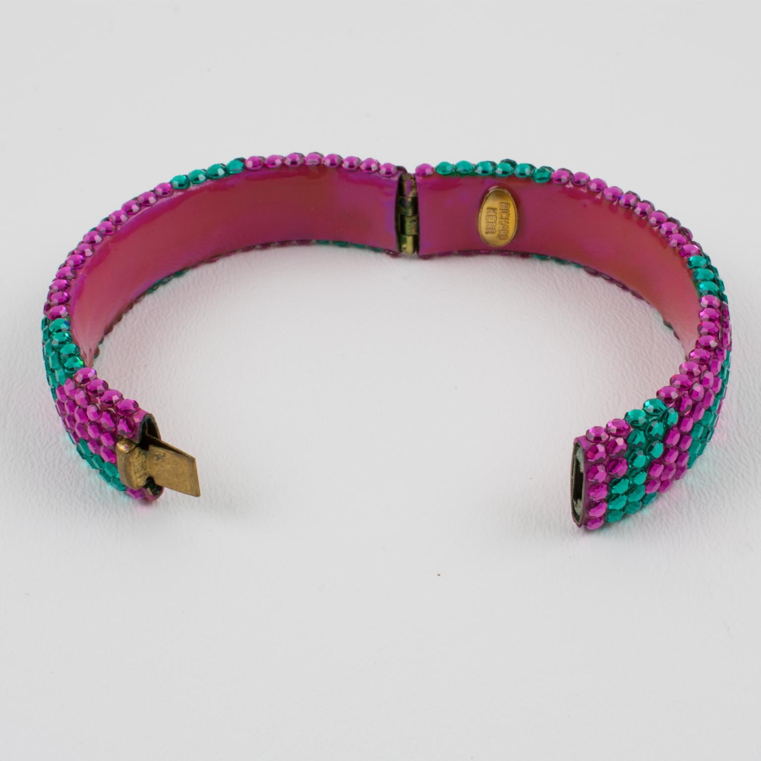 Armband mit rosa und türkisfarbenem Kristall-Juwelenverschluss von Richard Kerr für Damen oder Herren im Angebot