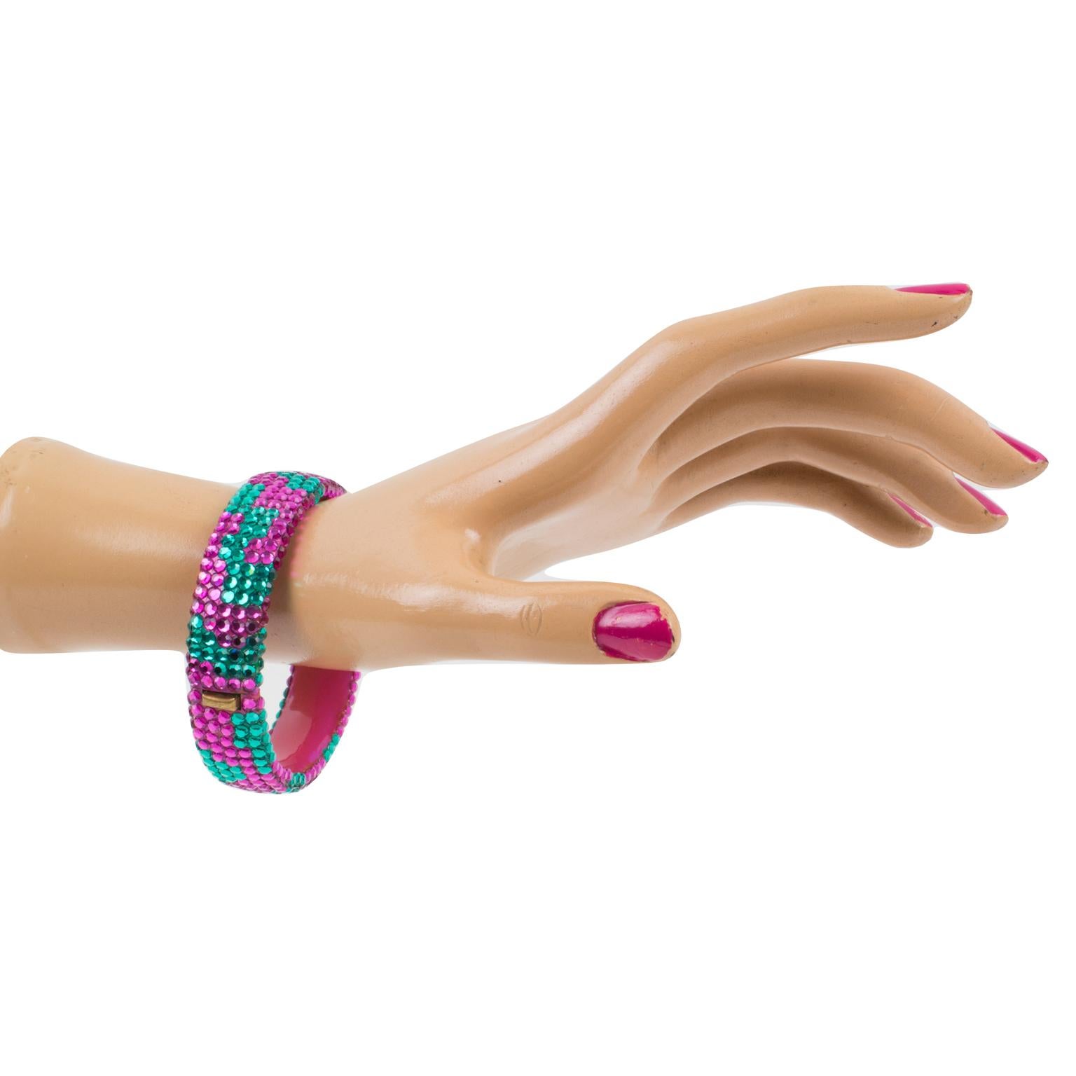 Armband mit rosa und türkisfarbenem Kristall-Juwelenverschluss von Richard Kerr im Angebot 2