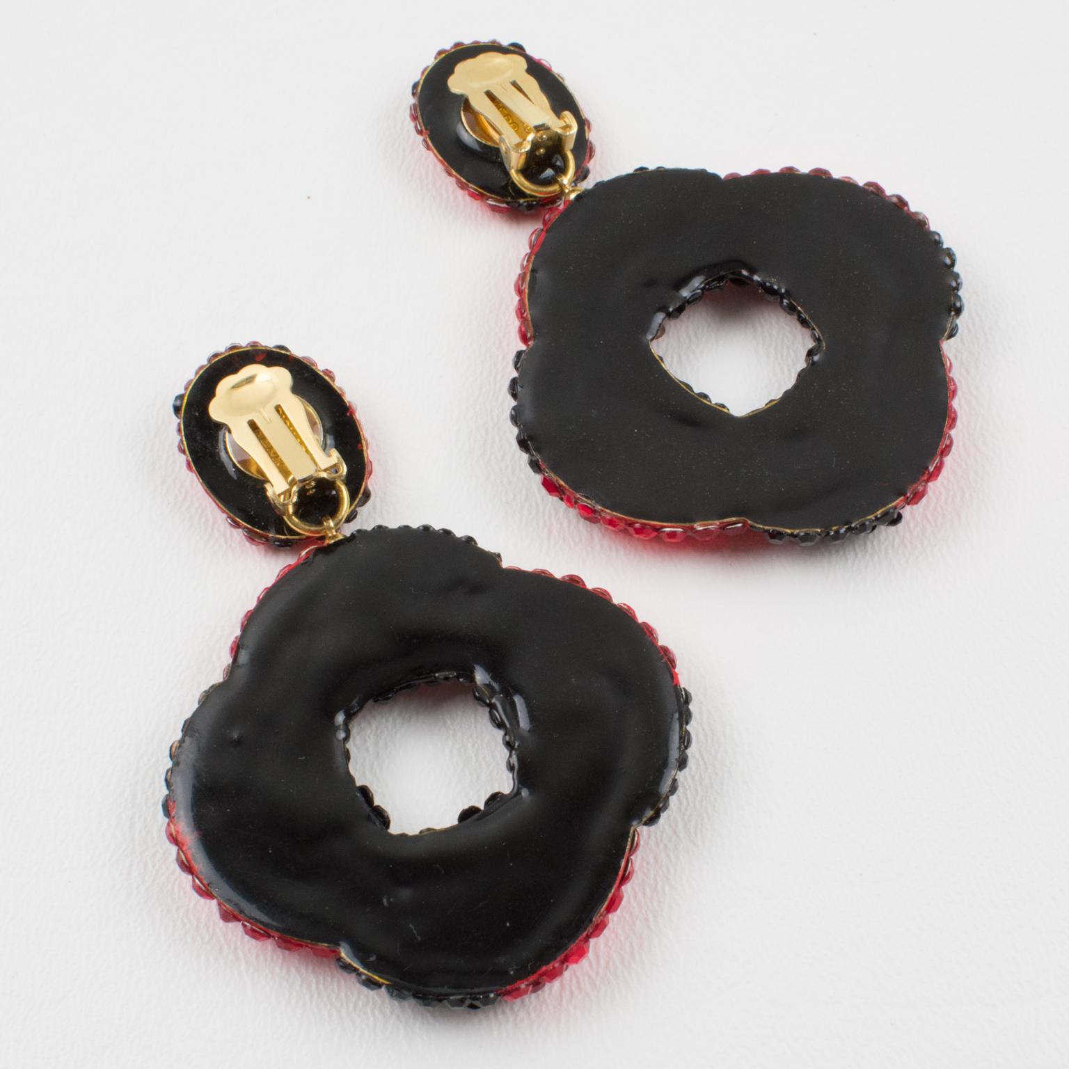 Richard Kerr Rote und schwarze Juwelen-Ohrclips im Zustand „Hervorragend“ im Angebot in Atlanta, GA