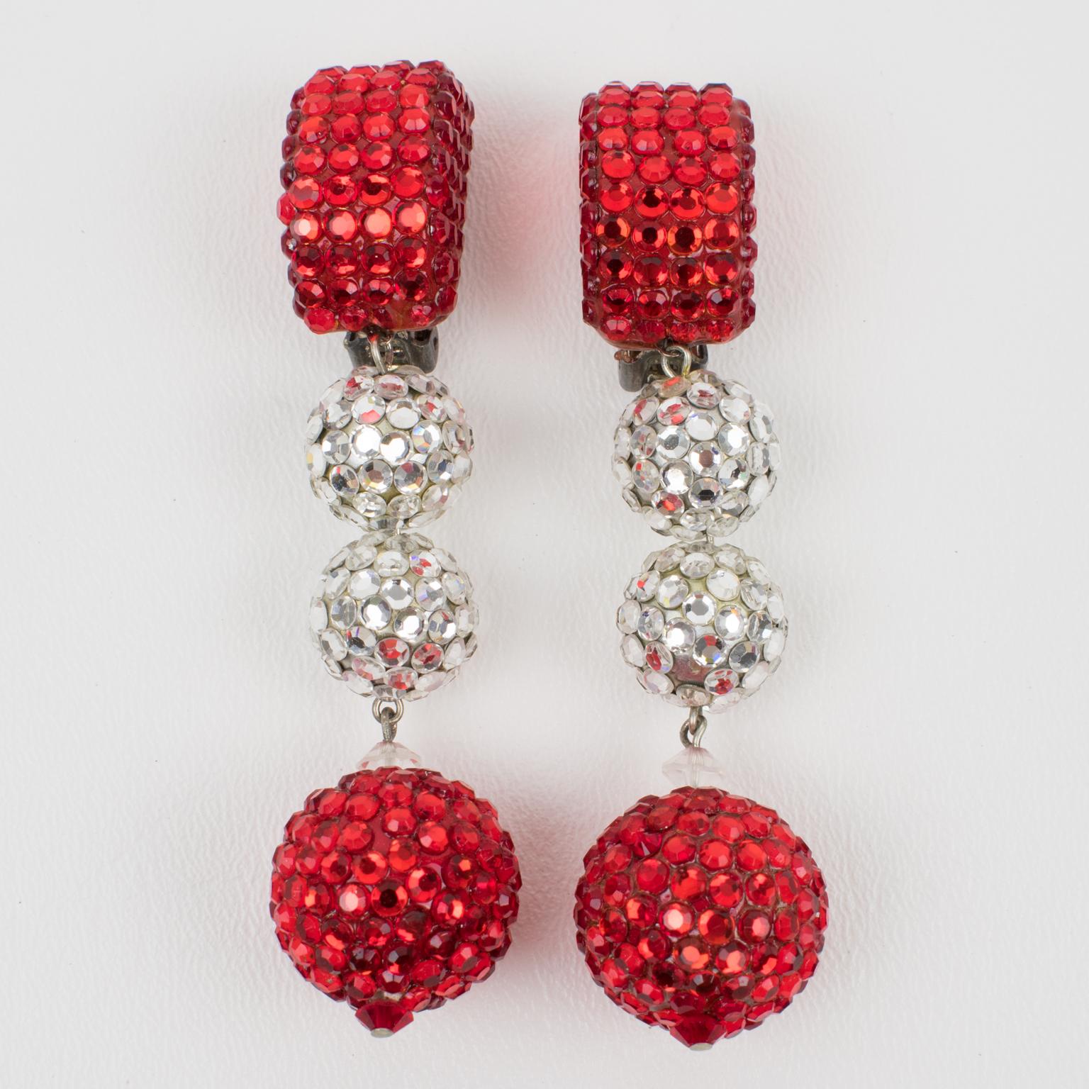 Moderne Richard Kerr - Boucles d'oreilles à clip ornées de bijoux rouges et blancs en vente