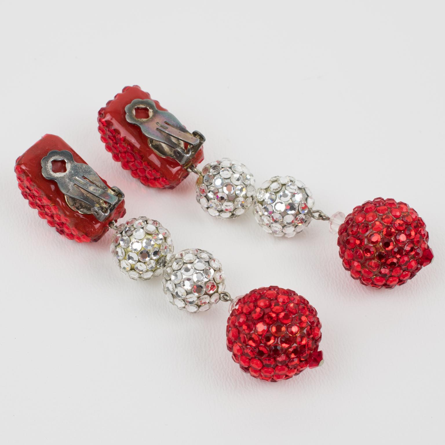 Richard Kerr - Boucles d'oreilles à clip ornées de bijoux rouges et blancs Excellent état - En vente à Atlanta, GA