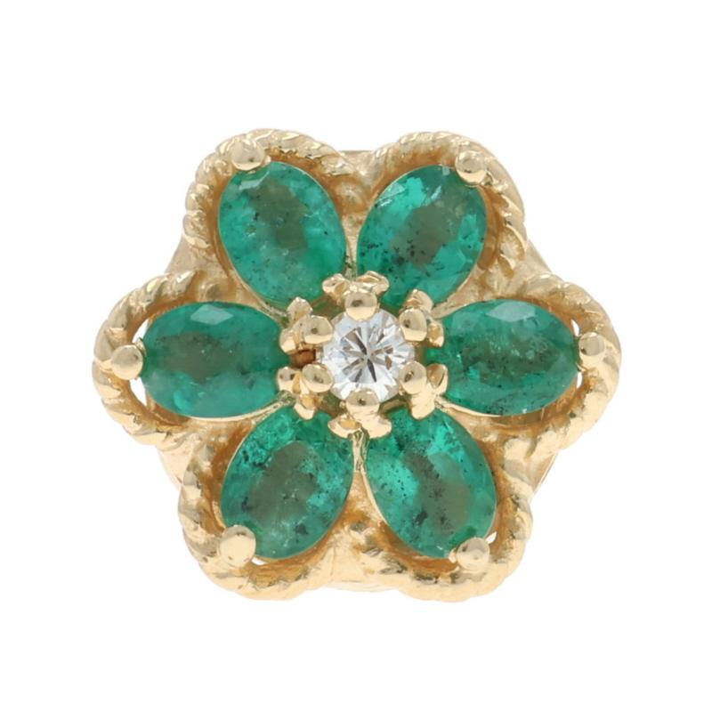 Marque : Richard Klein
Design :  charme à glissière

Contenu du métal : Or jaune 14k

Informations sur les pierres

Émeraudes naturelles
Traitement : Huilage
Carat(s) : 1.50ctw
Coupe : Ovale

Diamant naturel
Carat(s) : .07ct
Coupe : Brillant