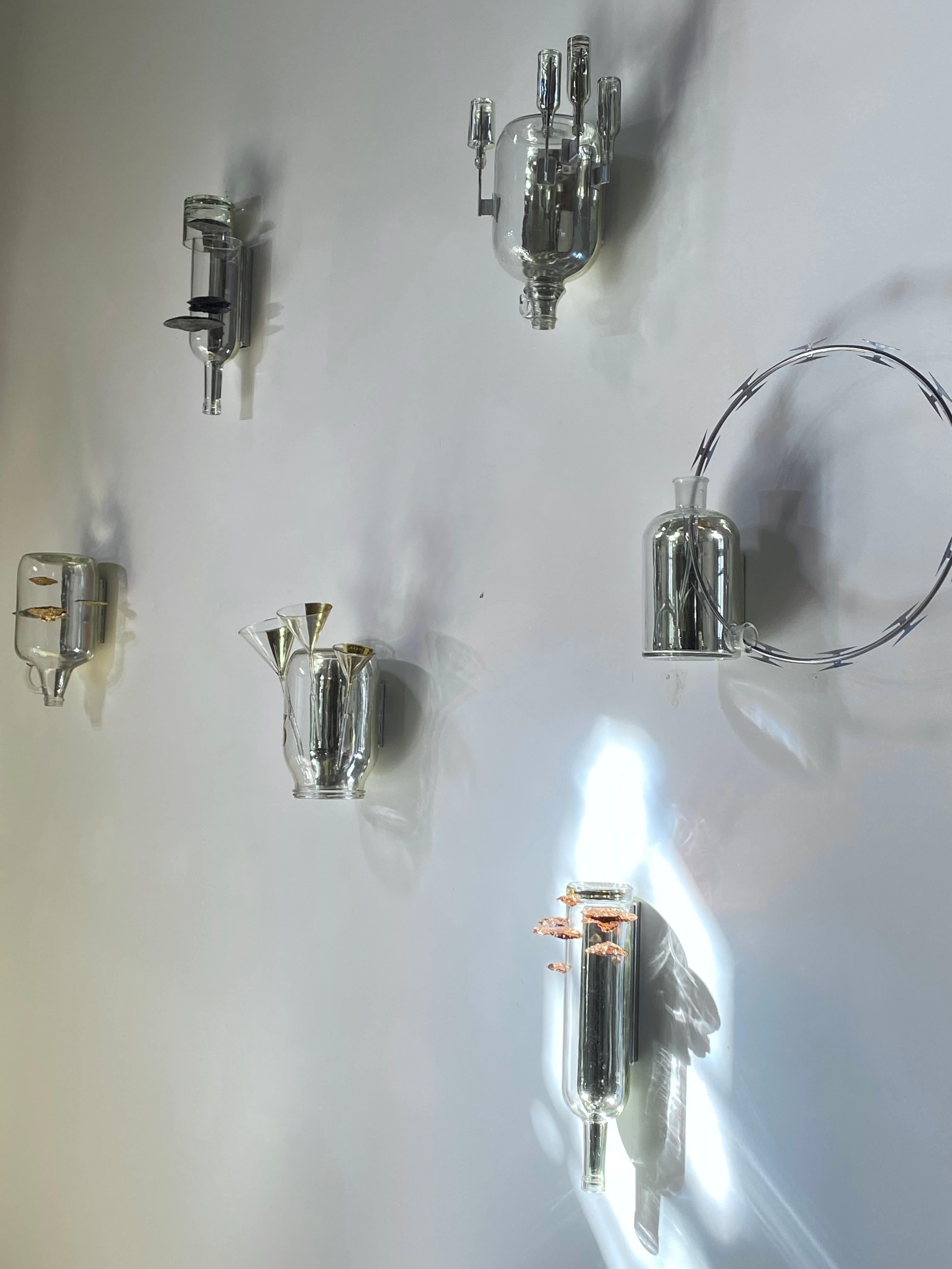 Watertower ohne Titel, Glas-Wandskulptur, Weißgold-Krug mit Metallbeschlägen, Flaschen (Zeitgenössisch), Sculpture, von Richard Klein