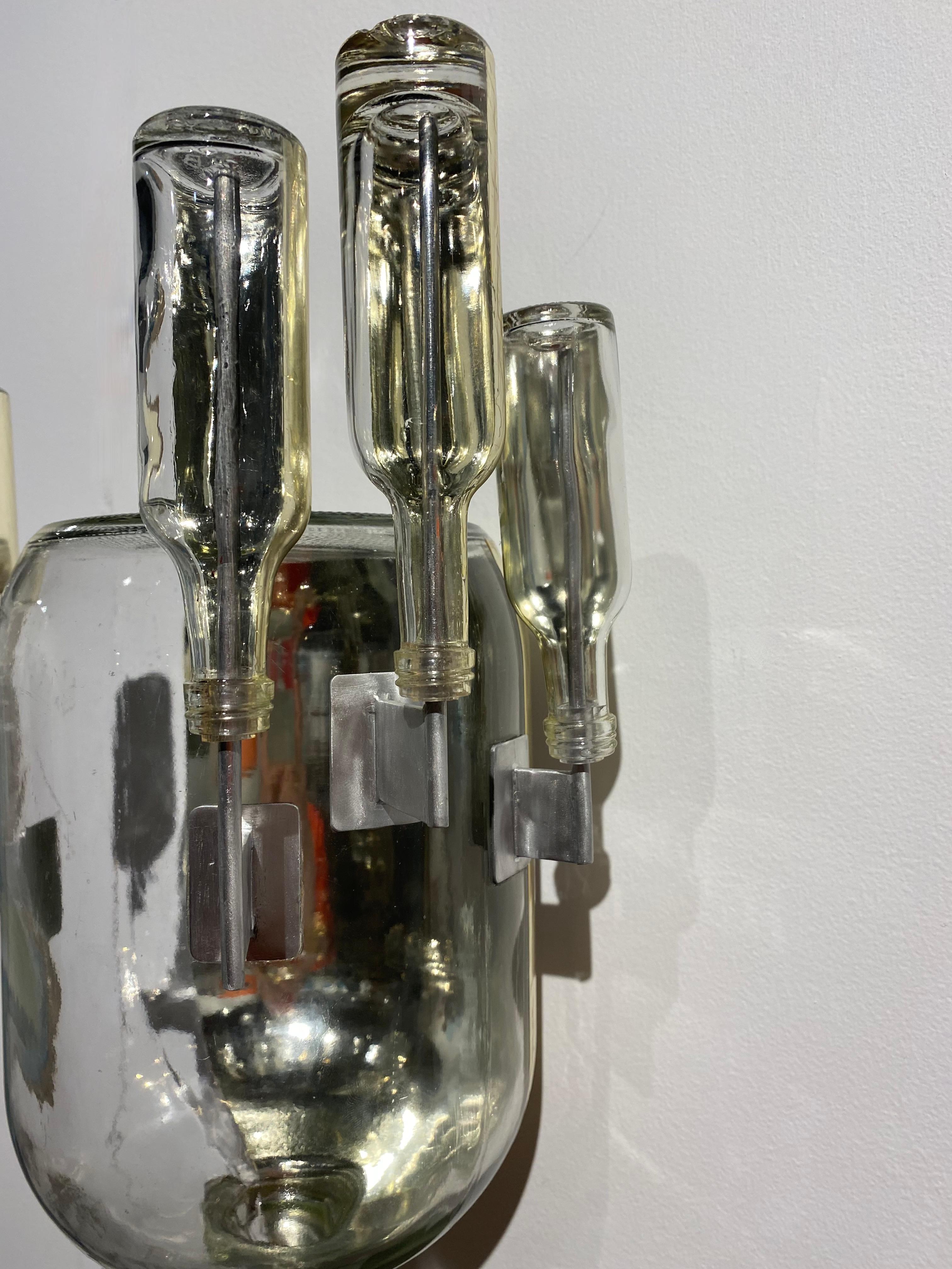 Tireuse d'eau sans titre, sculpture murale en verre, cruche en métal plaqué or blanc, bouteilles en vente 2