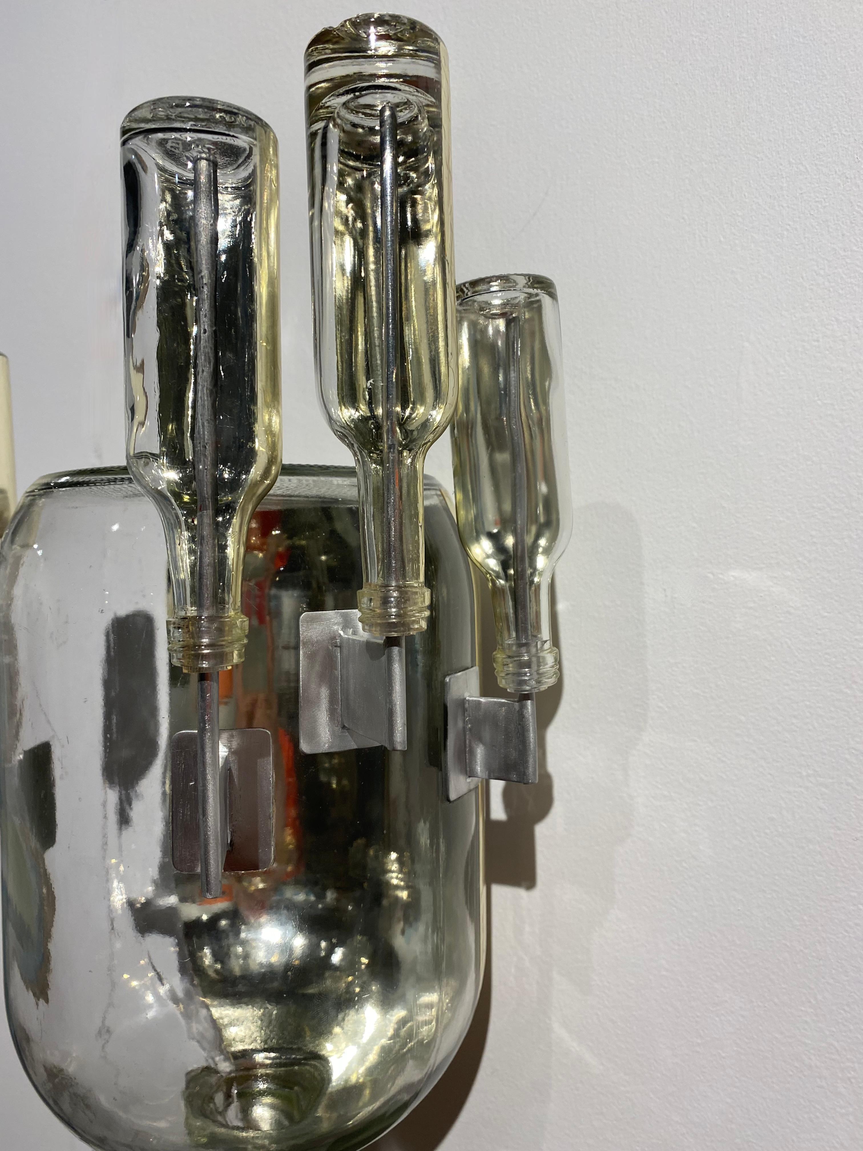 Watertower ohne Titel, Glas-Wandskulptur, Weißgold-Krug mit Metallbeschlägen, Flaschen im Angebot 1