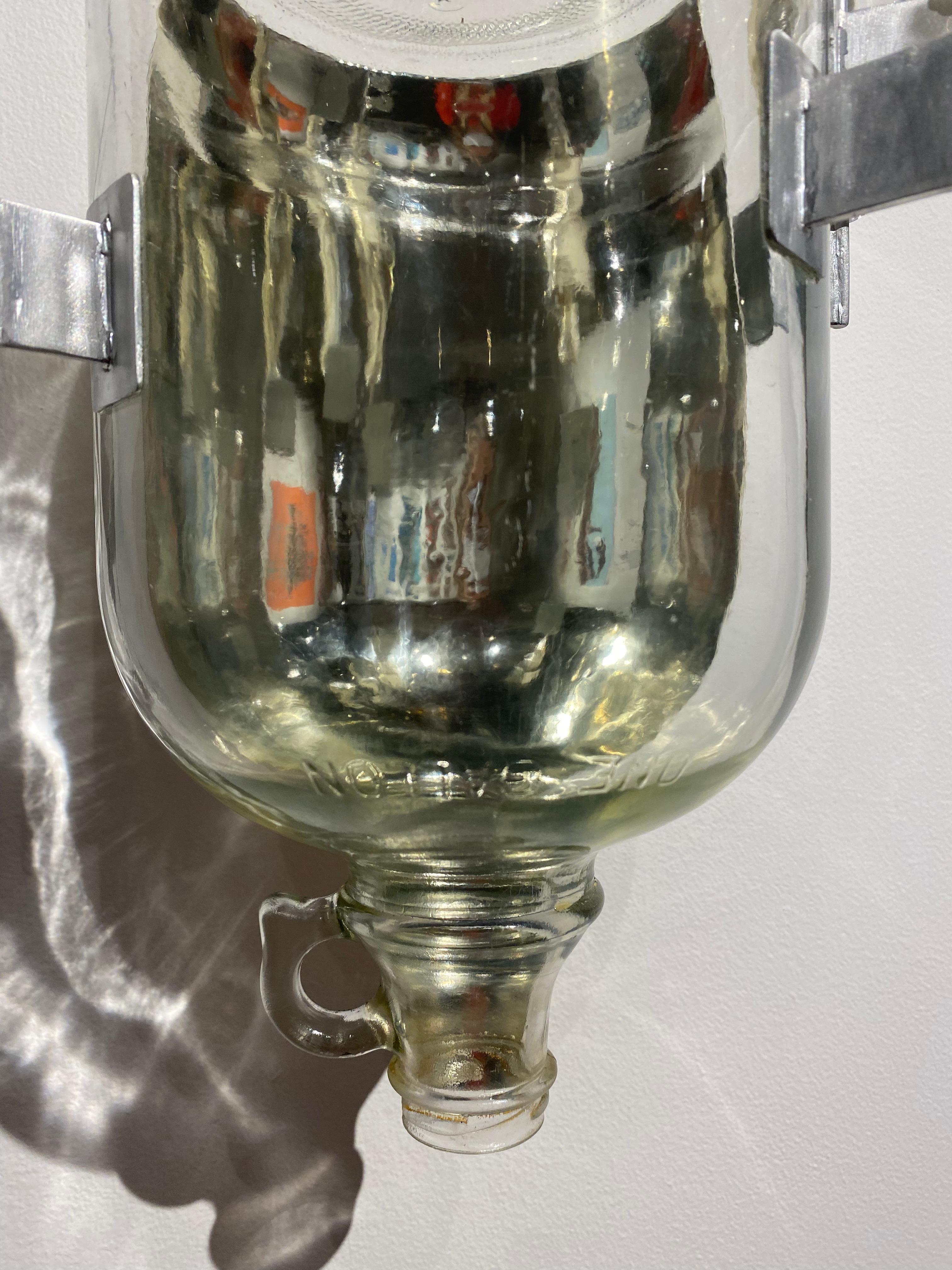 Watertower ohne Titel, Glas-Wandskulptur, Weißgold-Krug mit Metallbeschlägen, Flaschen im Angebot 3