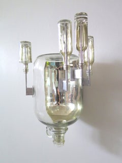 Watertower ohne Titel, Glas-Wandskulptur, Weißgold-Krug mit Metallbeschlägen, Flaschen