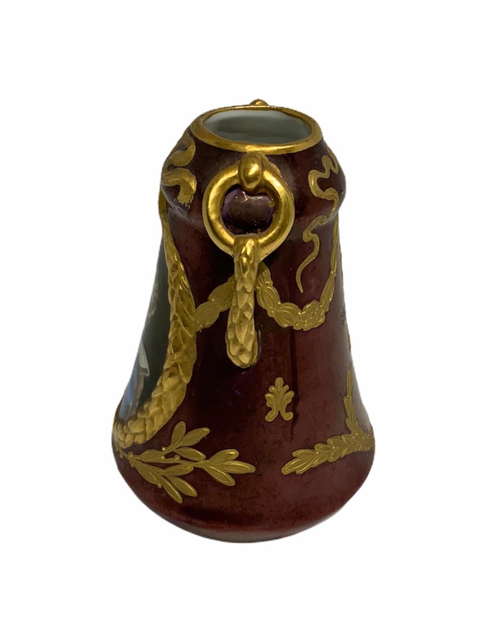 Tedesco Richard Klemm Dresden Porcelain in miniatura Vaso da armadio con ritratto di Antonietta in vendita