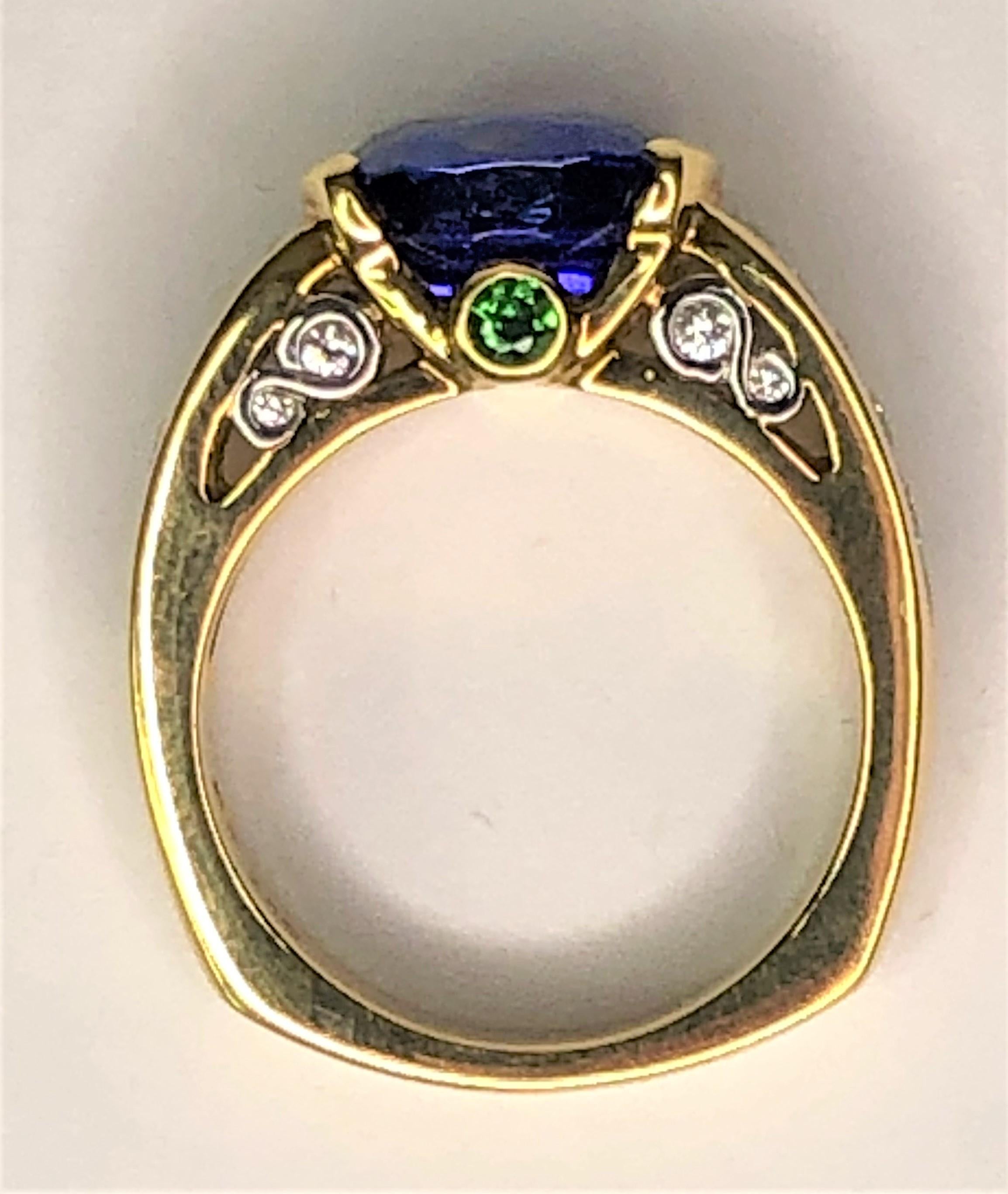 Dieser wunderschön gearbeitete Ring des Designers Richard Krementz wird ein Lieblingsstück sein!  Das muss man haben!
detailreiche Fassung aus 18 Karat Gelbgold und Platin.  
3.96 Karat quadratischer Tansanit im Brillantschliff am Kopf mit 9 runden