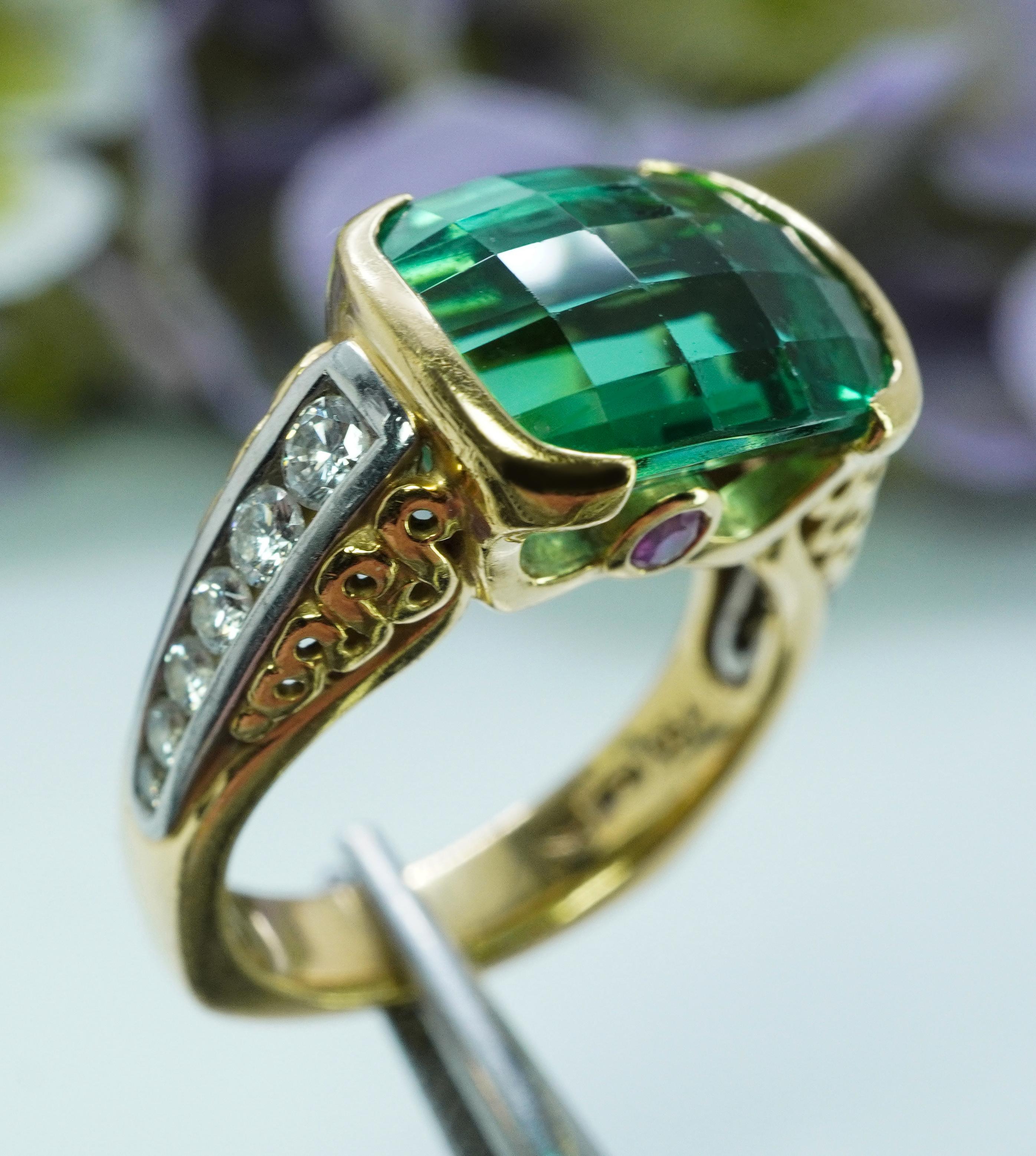  Richard Krementz Anello in platino e oro 18 carati con tormalina a cuscino e diamante, Designer 8ct

Questo splendido anello di proprietà è realizzato in lussuoso e costoso oro giallo 18 carati con accenti in platino (entrambi stampati). Il marchio