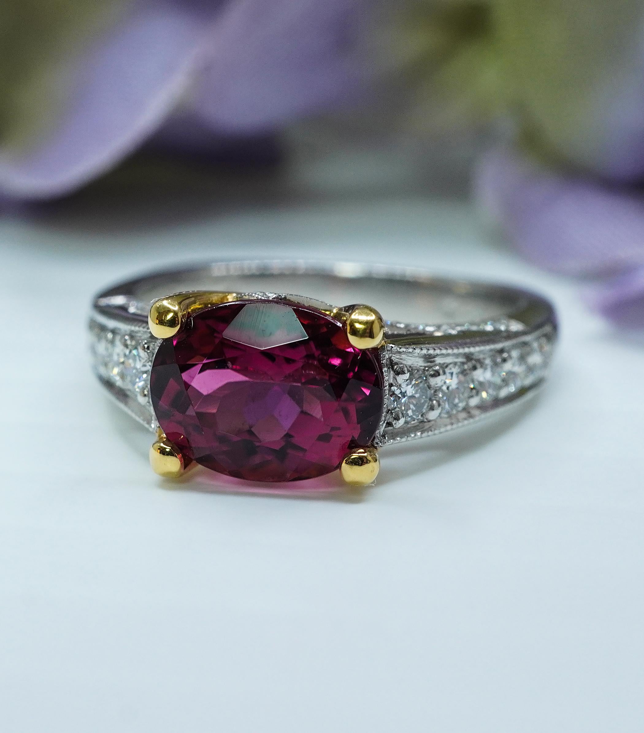   Richard Krementz RKG 1866 Rubellite Tourmaline Diamant Bague en platine 18K  

Cette magnifique bague de succession est fabriquée en platine luxueux et coûteux, avec des accents en or jaune 18. Il s'agit d'une pièce de Richard Krementz, signée RKG