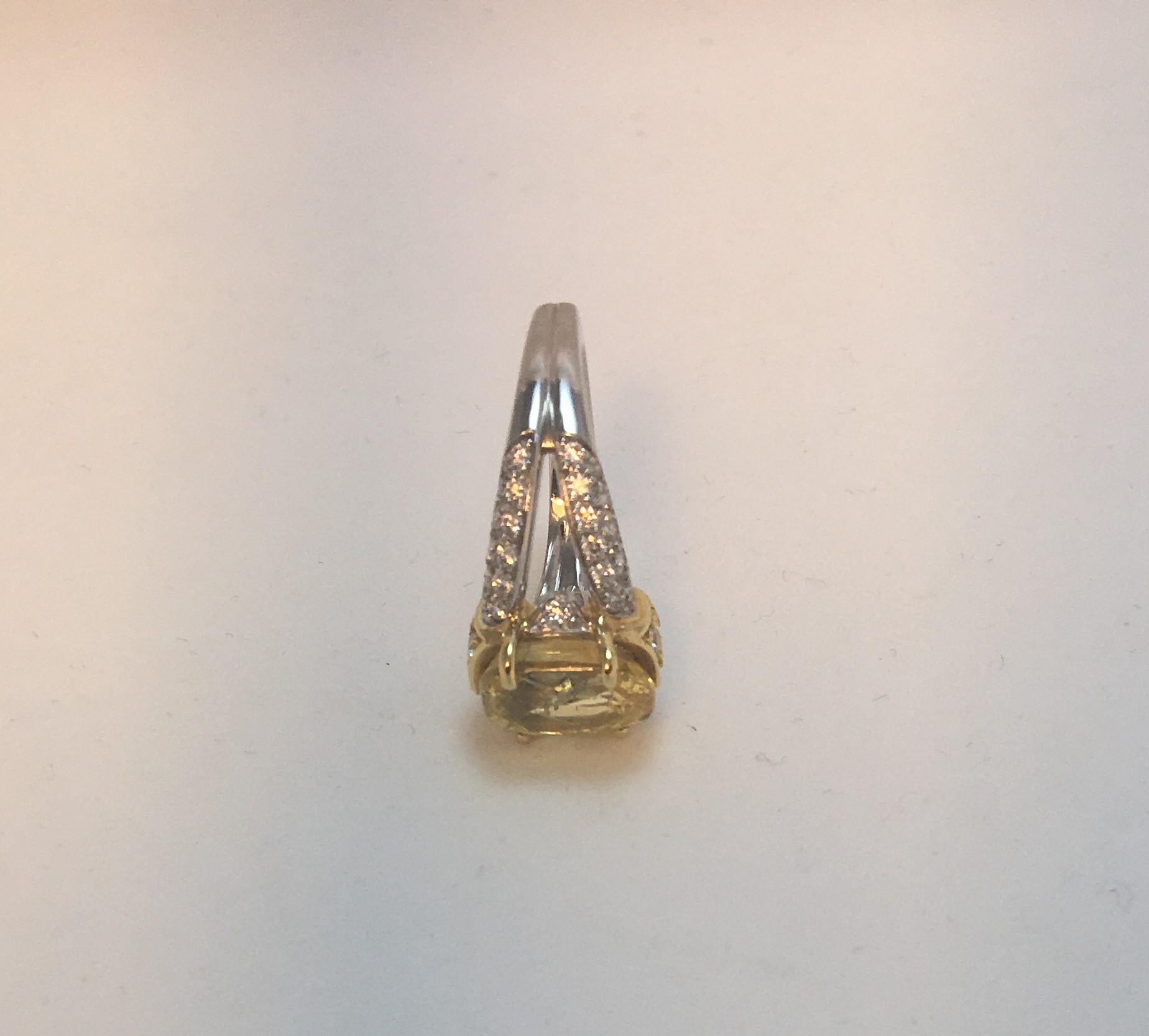 Taille ovale Richard Krementz, bague saphir jaune et diamant en vente